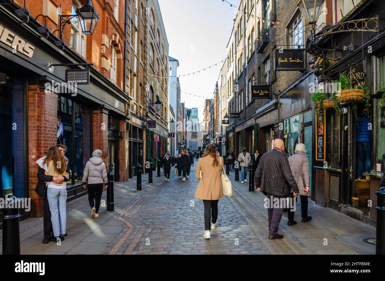 Ein Blick auf die Floral Street in der Gegend von Covent Garden in London, Großbritannien Stockfoto