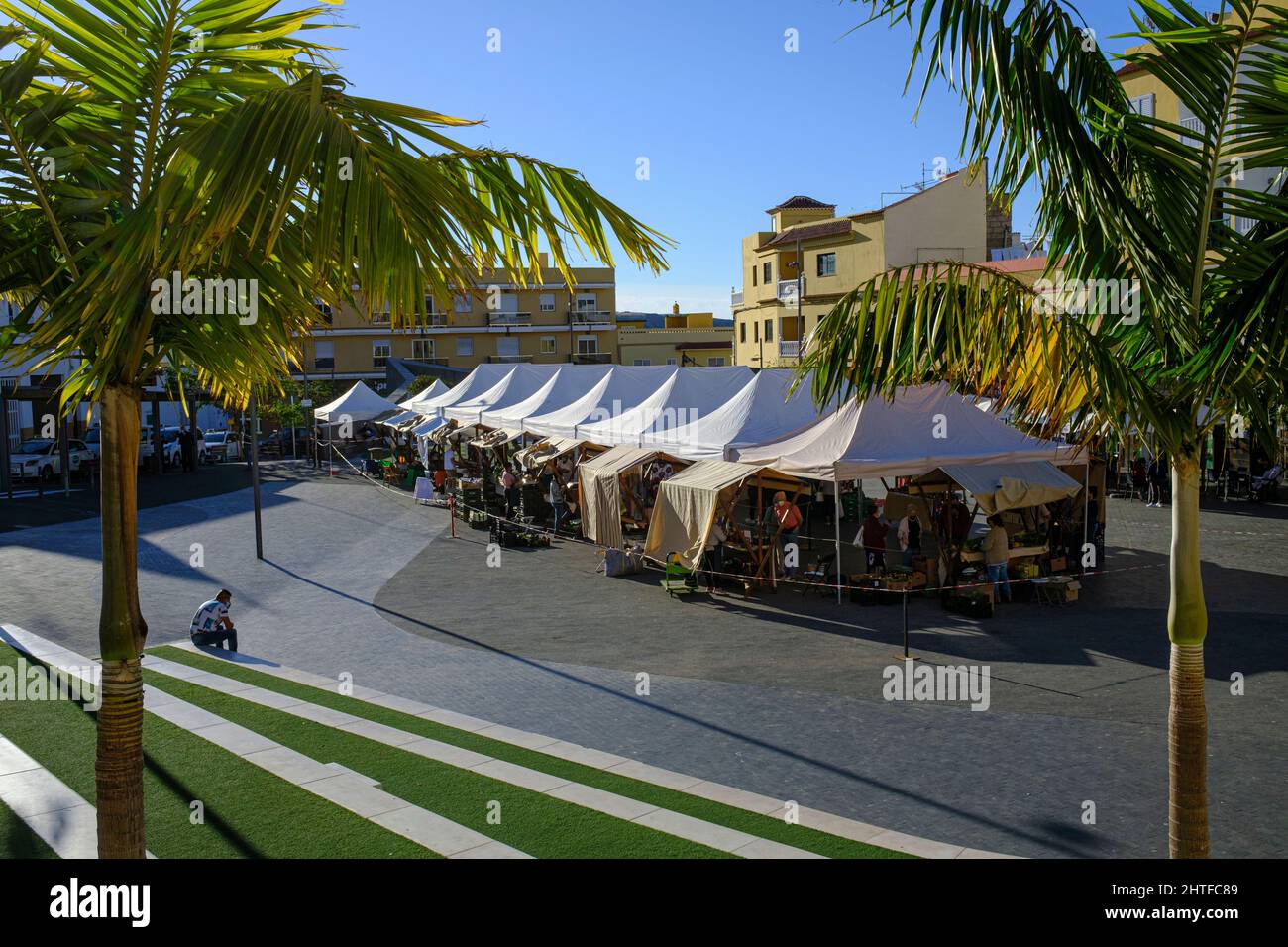 Überdachte Marktstände auf der plaza de Playa San Juan, Teneriffa, Kanarische Inseln, Spanien Stockfoto