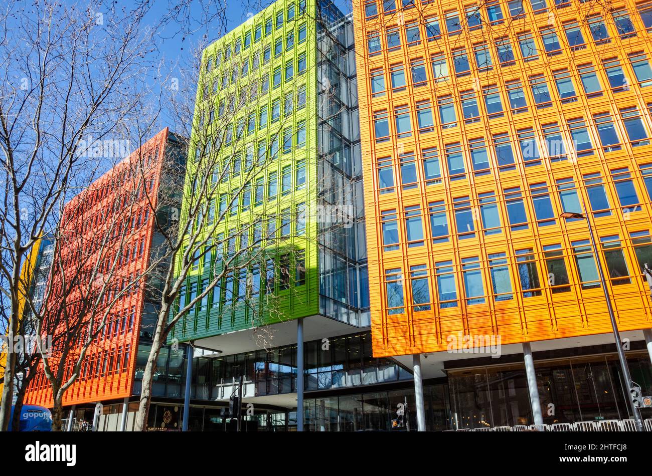 Modernes, farbenfrohes, zeitgenössisches Design und Architektur, die in Bürogebäuden im Central Saint Giles-Viertel in London, Großbritannien, zum Einsatz kommen Stockfoto