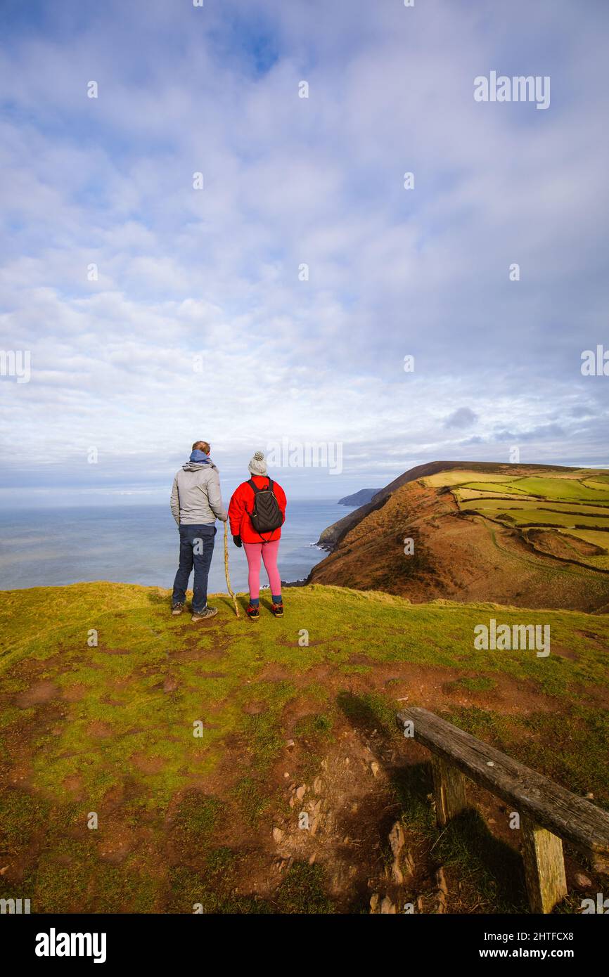 Spaziergänger am Little Hangman auf dem South West Coast Path blicken in Richtung Great Hangman an der Exmoor-Küste in Devon UK Stockfoto