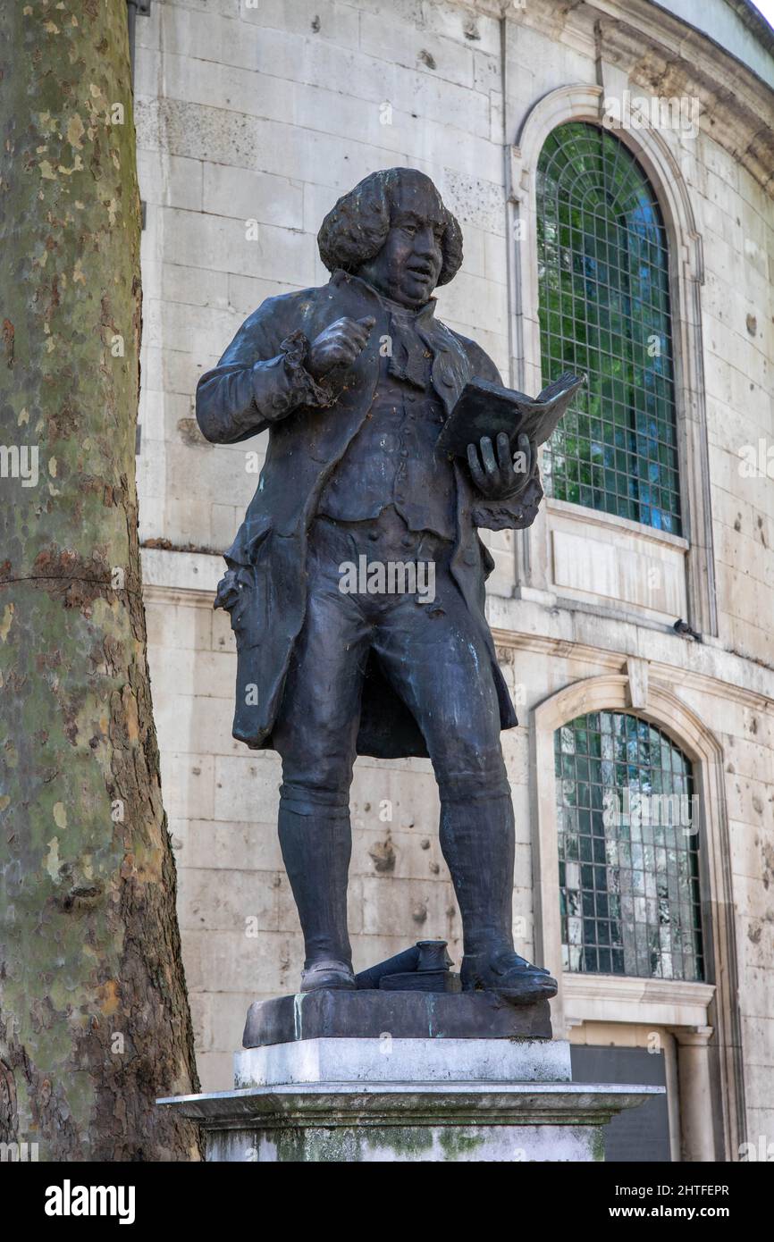 Eine Skulptur von Dr. Samuel Johnson von Percy Fitzgerald. Diese befindet sich auf der Rückseite der St. Clement Danes Kirche. Es war die Kirche, an der er teilnahm. Stockfoto