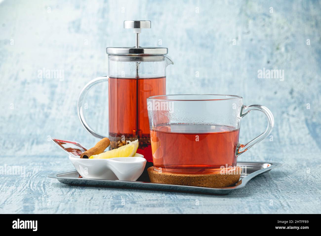 Heißer Wintertee, serviert mit einer französischen Presse auf einem Holztisch Stockfoto