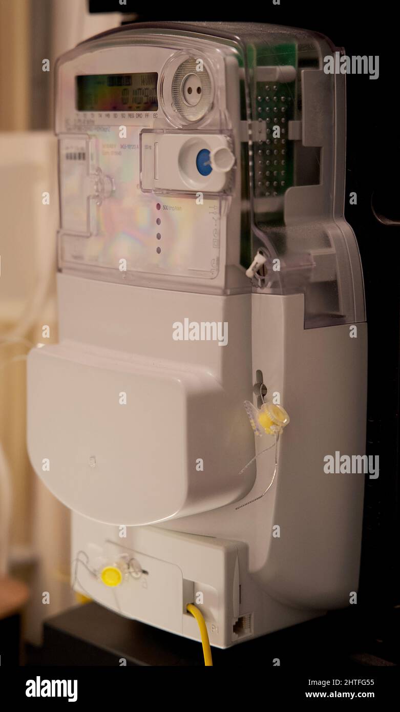 Nahaufnahme eines intelligenten Stromzählers im Sicherungskasten Stockfoto
