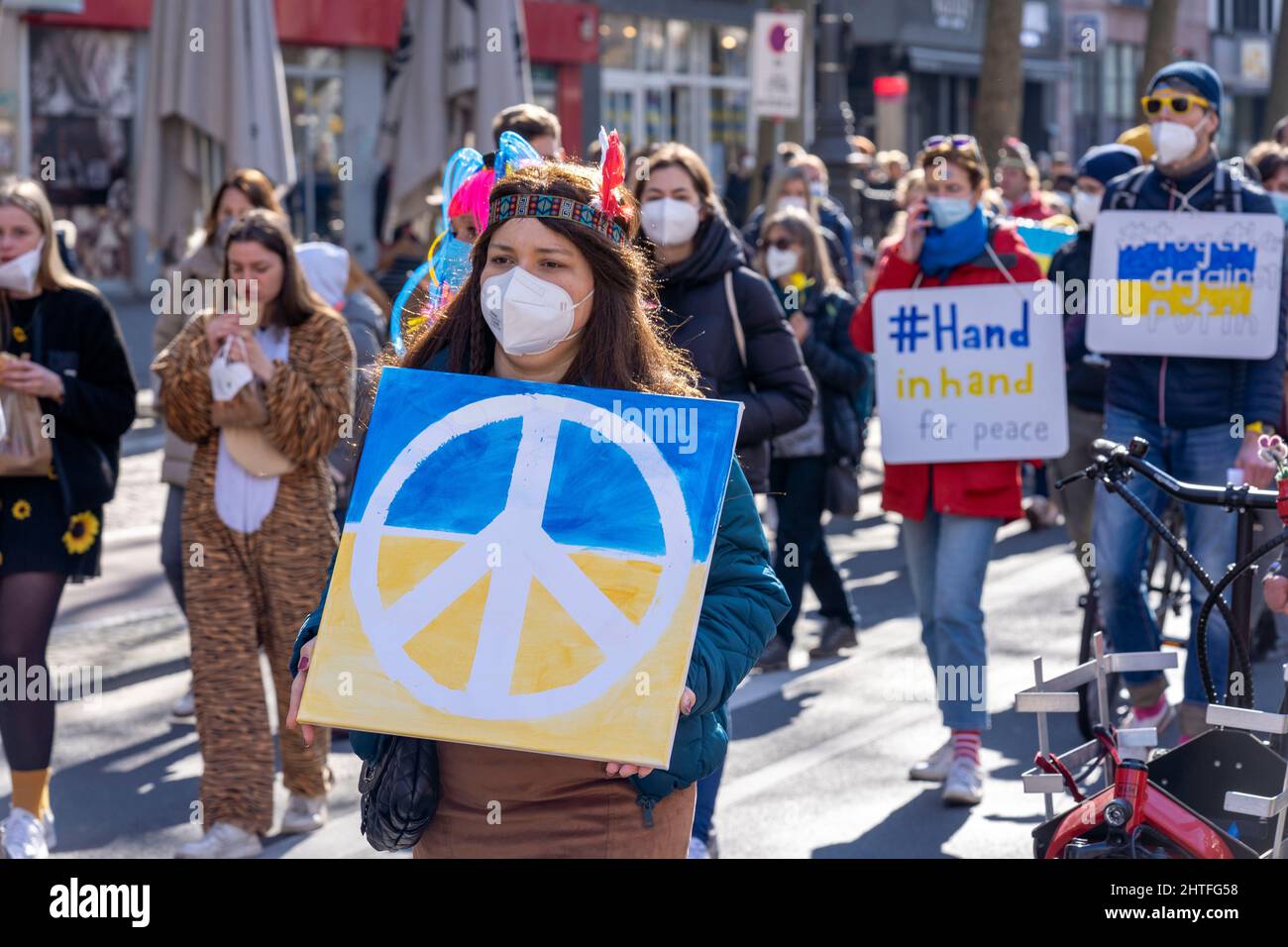 Friedensdemonstration gegen den Krieg in der Ukraine, statt der Rosenmontagsprozession in Köln, mit über 250.000 Teilnehmern, in der Innenstadt, Stockfoto