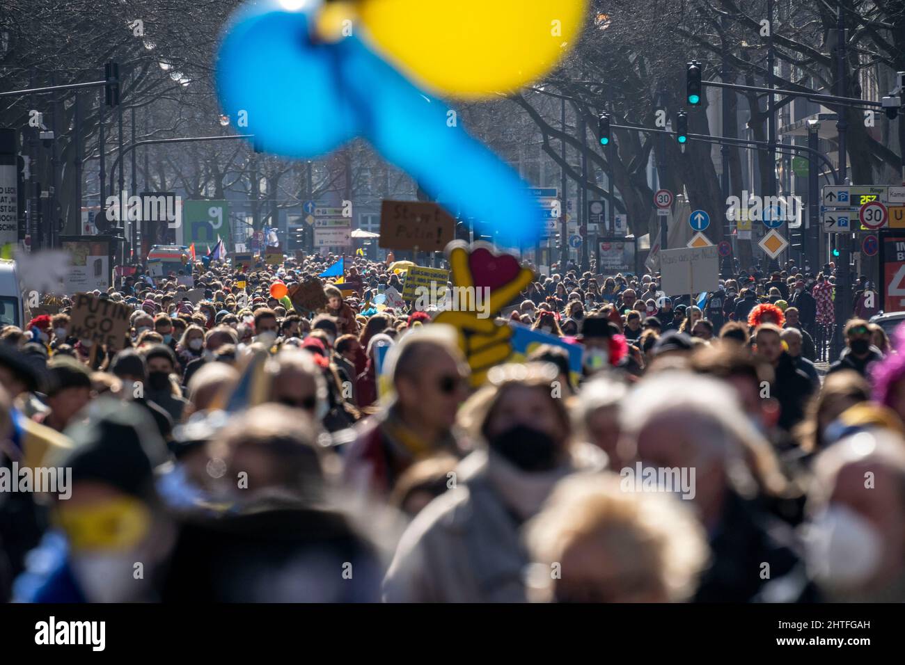 Friedensdemonstration gegen den Krieg in der Ukraine, statt der Rosenmontagsprozession in Köln, mit über 250.000 Teilnehmern, in der Innenstadt, Stockfoto