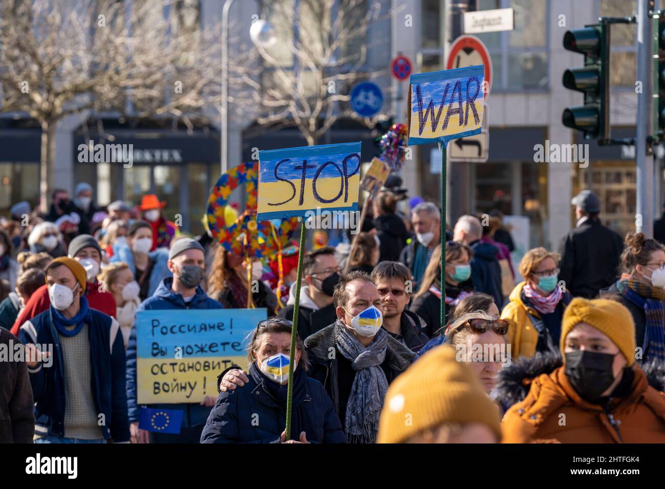 Friedensdemonstration gegen den Krieg in der Ukraine, statt der Rosenmontagsprozession in Köln, mit über 250.000 Teilnehmern, in der Innenstadt, Stockfoto