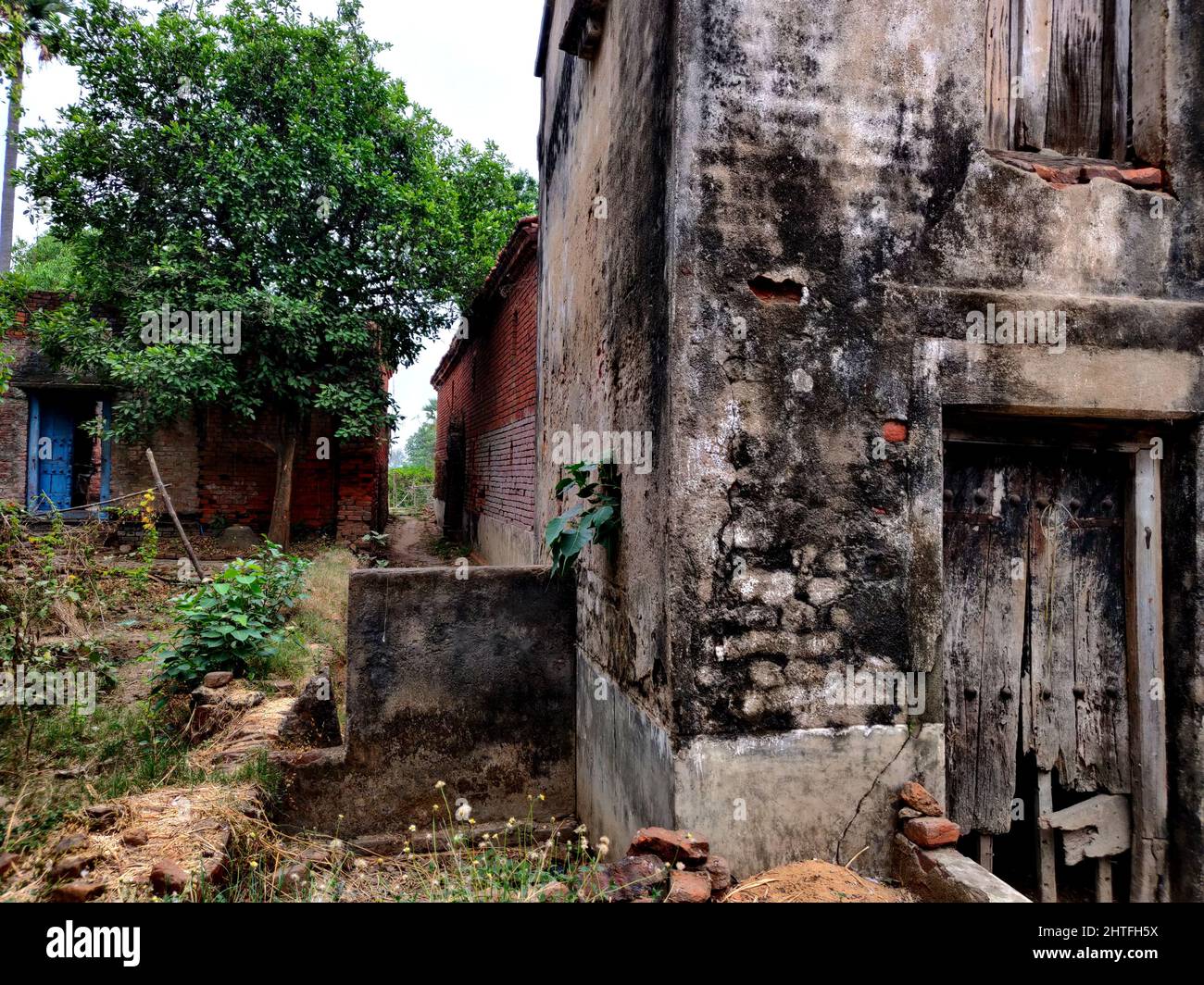 Eine Aufnahme des alten Dorfhauses und der verbrannten Mauer aus roten Ziegeln in Indien Stockfoto