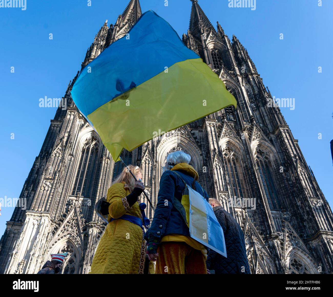 Friedensdemonstration gegen den Krieg in der Ukraine, statt der Rosenmontagsprozession in Köln, Kölner Dom, mit über 250.000 Teilnehmern, i Stockfoto