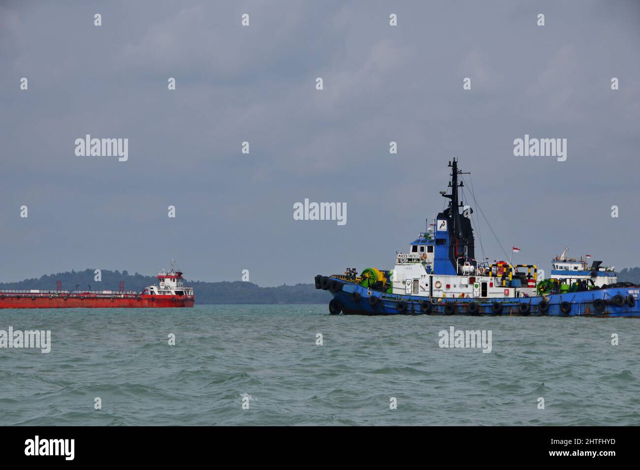 Schlepper segeln im Meer. Tugboat Making Manoeuvres, Tanjung Pinang Riau Islands, 6. August 2019 Stockfoto