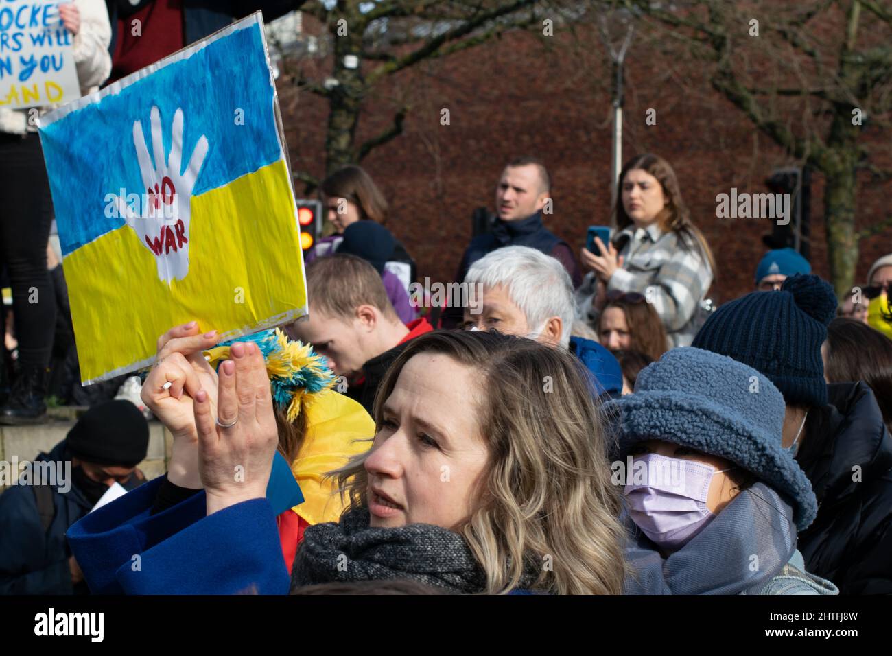 Stand mit Protest in der Ukraine, Piccadilly Gardens, Manchester. Protestler mit Zeichentext No war Stockfoto