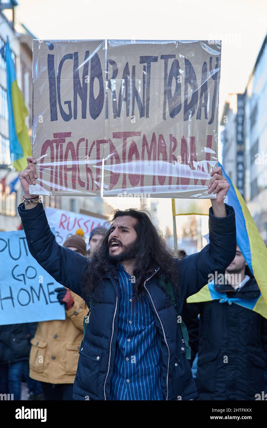 Helsinki, Finnland – 26. Februar 2022: Demonstranten marschieren in der Innenstadt von Helsinki in einer Kundgebung gegen Russlands militärische Aktionen und die Besetzung der Ukraine Stockfoto