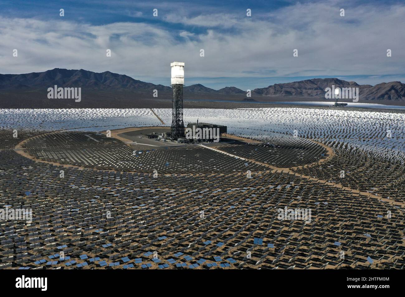 Heliostat-Spiegel reflektieren das Sonnenlicht auf einen Kessel, der auf  Solarkraftwerken am Ivanpah Solar Electric Generating System, dem größten  solarthermischen Kraftwerk der Welt, in der Mojave-Wüste bei Nipton,  Kalifornien, USA, montiert ist, 27.