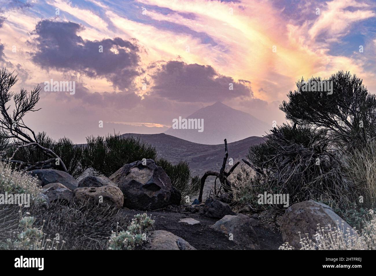 Teide Nationalpark, Teneriffa, Kanarische Inseln, Spanien, die vulkanische Landschaft und der blaue Himmel Stockfoto