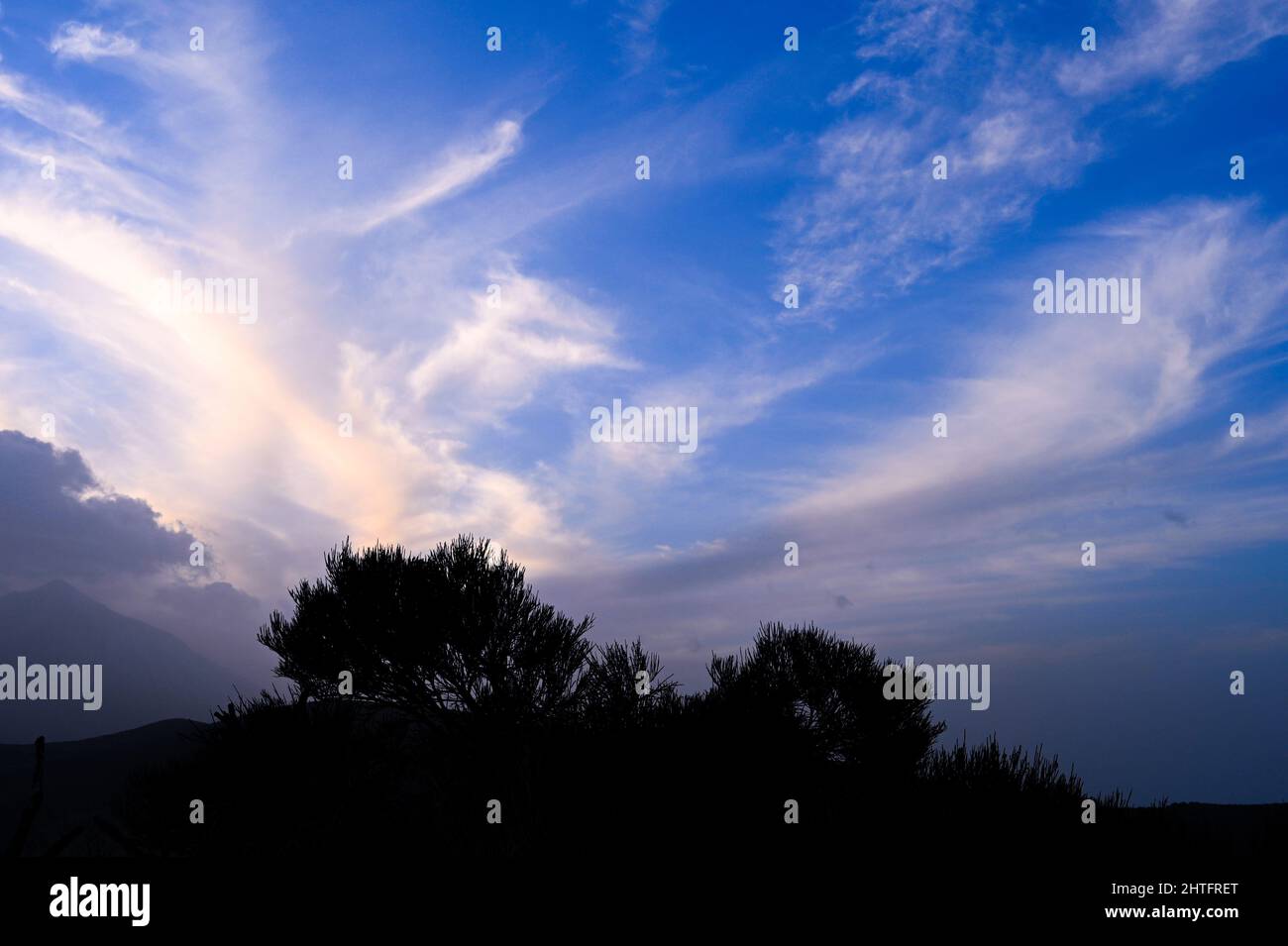 Teide Nationalpark, Teneriffa, Kanarische Inseln, Spanien, die vulkanische Landschaft und der blaue Himmel, mit dem Teide-Berg links vom Bild Stockfoto