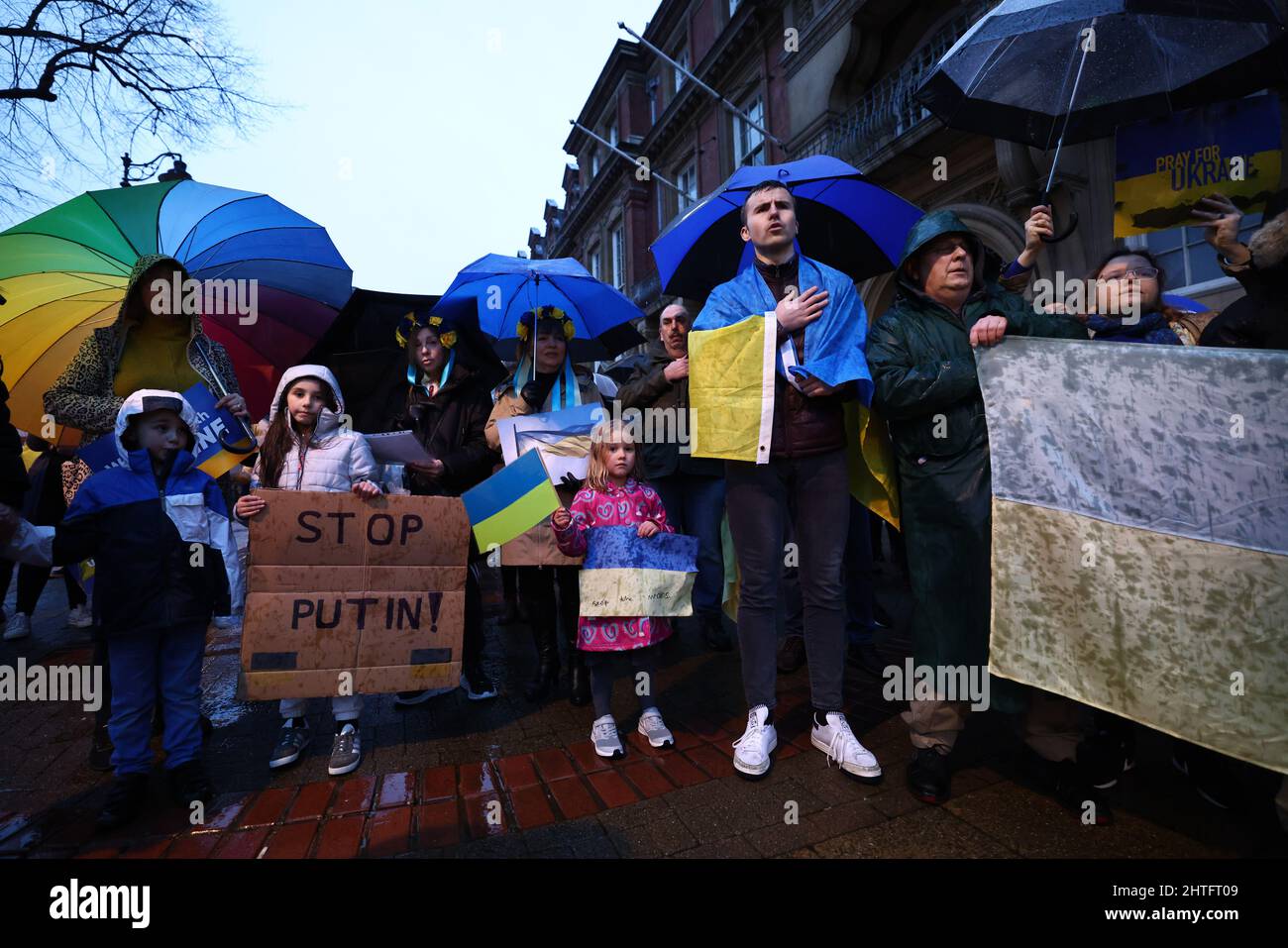 Leicester, Leicestershire, Großbritannien. 28.. Februar 2022. Demonstranten nehmen an einer Mahnwache Teil, nachdem der russische Präsident Wladimir Putin die Invasion in der Ukraine angeordnet hatte. Hunderte von Menschen versammelten sich vor dem Rathaus, um der Ukraine ihre Unterstützung zu zeigen. Credit Darren Staples/Alamy Live News. Stockfoto