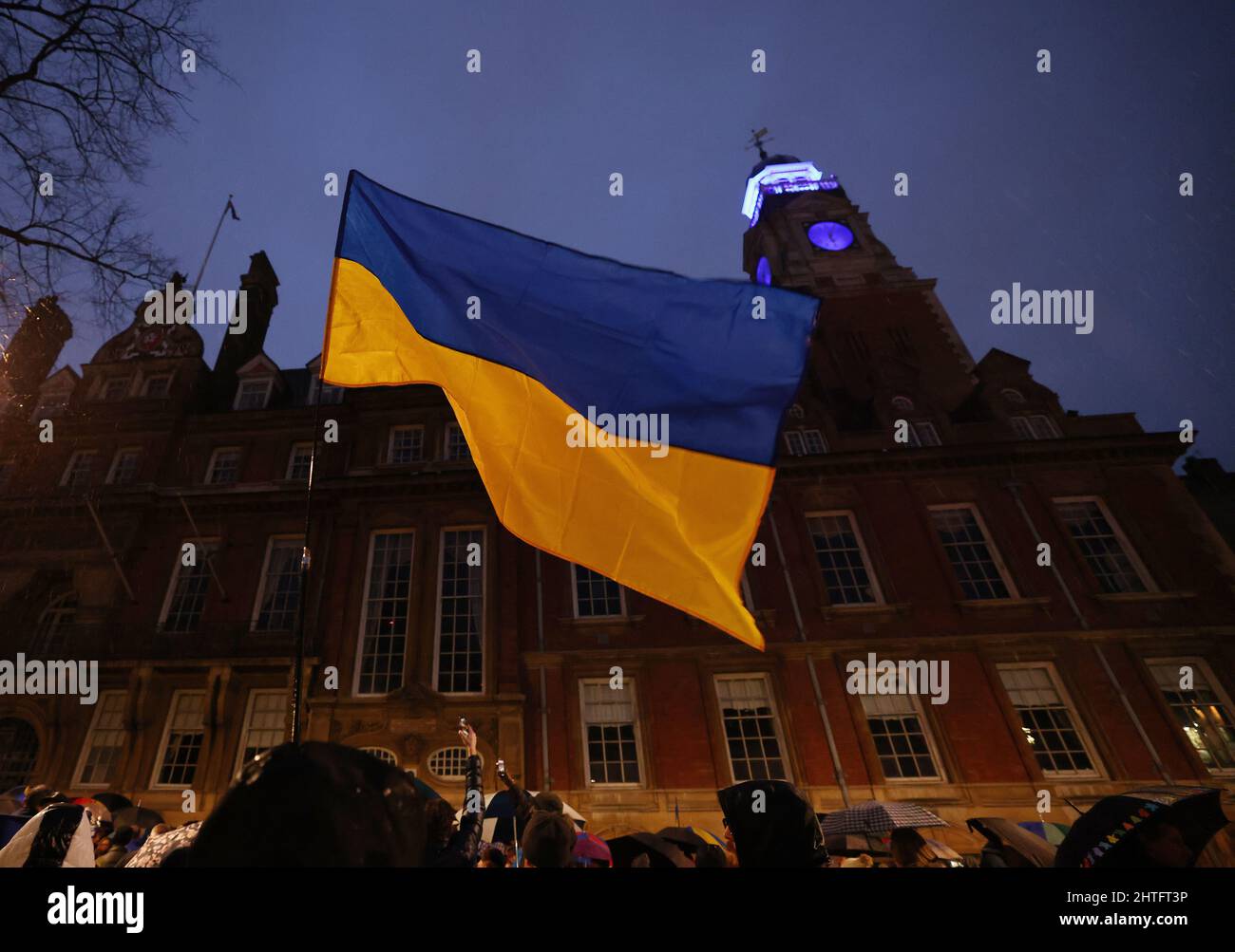 Leicester, Leicestershire, Großbritannien. 28.. Februar 2022. Demonstranten nehmen an einer Mahnwache Teil, nachdem der russische Präsident Wladimir Putin die Invasion in der Ukraine angeordnet hatte. Hunderte von Menschen versammelten sich vor dem Rathaus, um der Ukraine ihre Unterstützung zu zeigen. Credit Darren Staples/Alamy Live News. Stockfoto