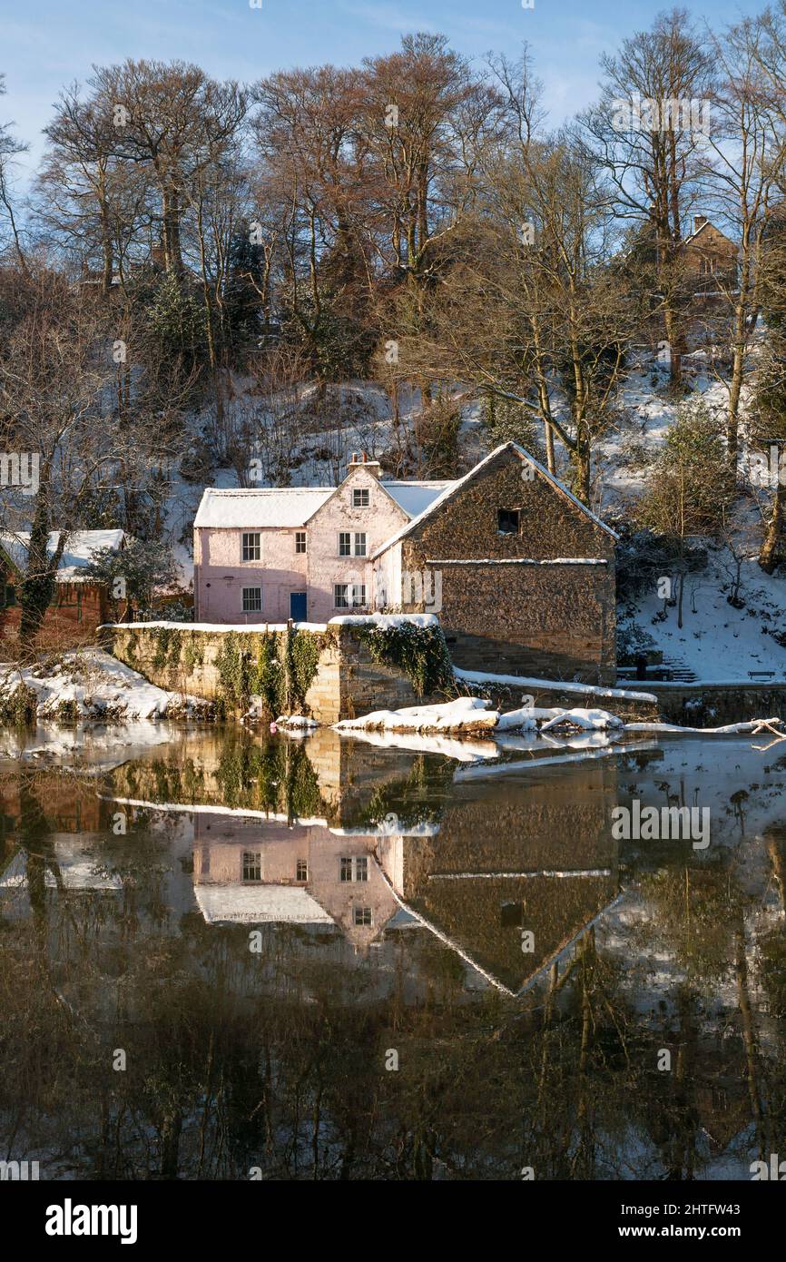 Winteransicht der alten Maismühle spiegelt sich in der Flussnutzung in Durham City, England, Großbritannien Dezember 2010 Stockfoto