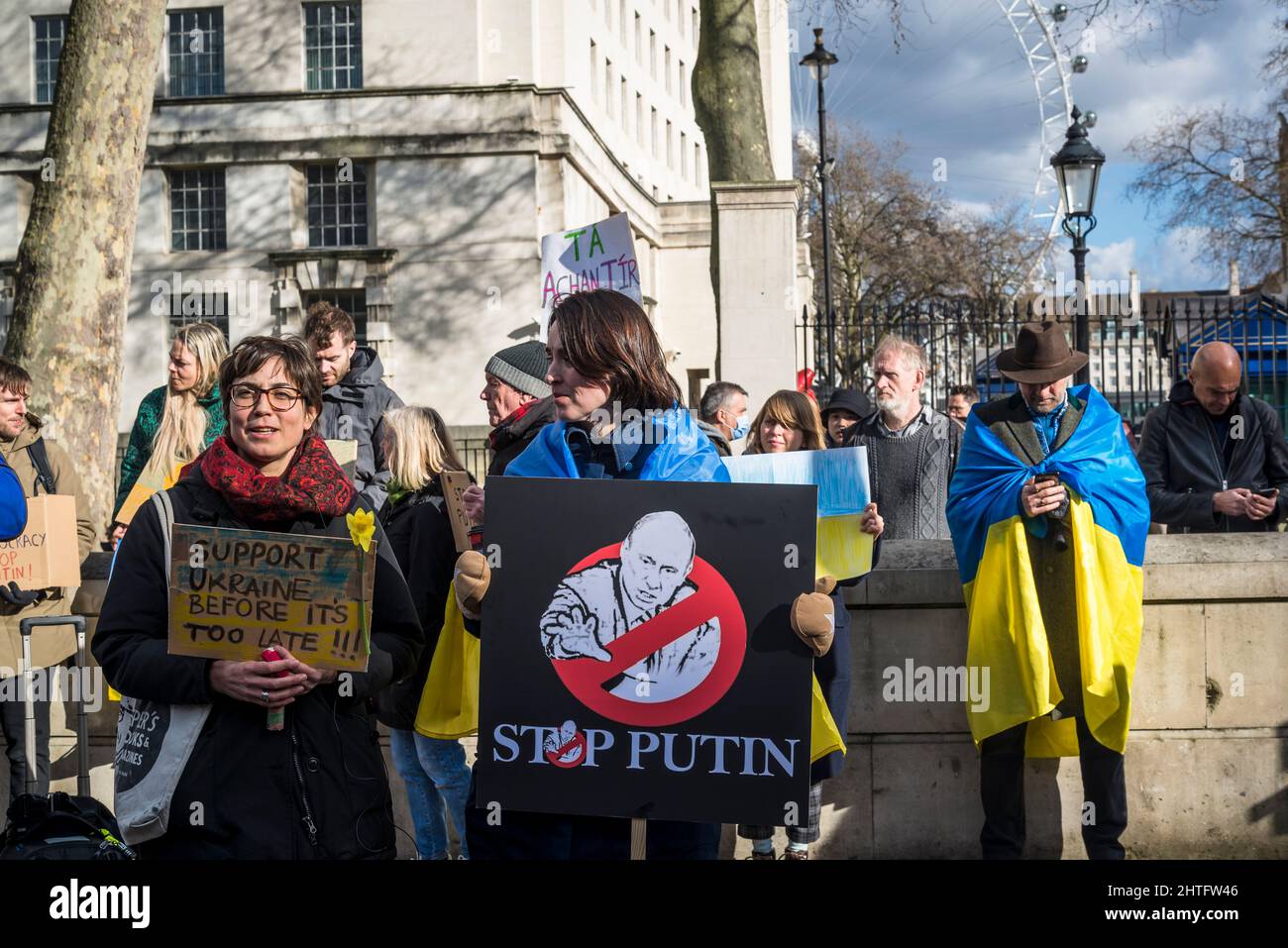 Demonstranten halten Plakate von Stop Putin, gegenüber der Downing Street in Whitehall, London, Großbritannien Stockfoto