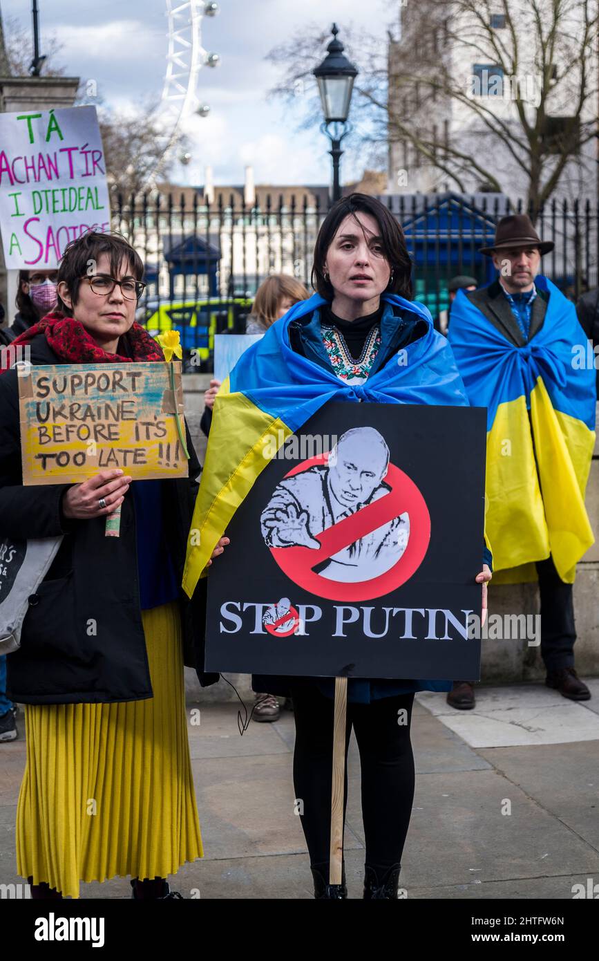 Demonstranten halten Plakate von Stop Putin, gegenüber der Downing Street in Whitehall, London, Großbritannien Stockfoto