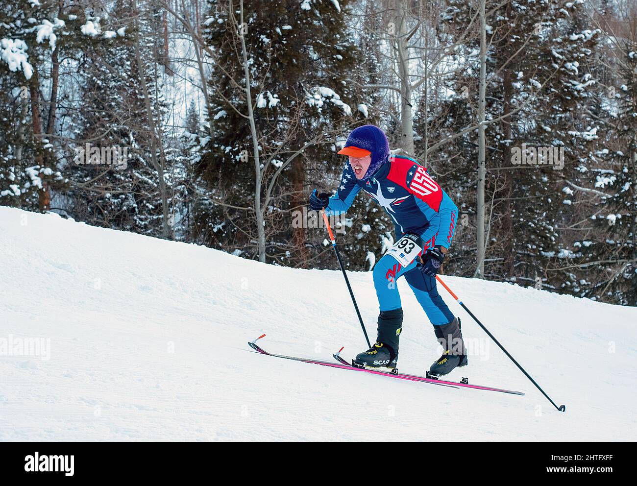 27. Februar 2022: Paul Hans, Mitglied des US National SKIMO Teams, arbeitet während des Steep Vertical Wettkampfes bei den US SKIMO National Championships, Vail, Colorado, durch ein steiles Vertikalfeld. Stockfoto