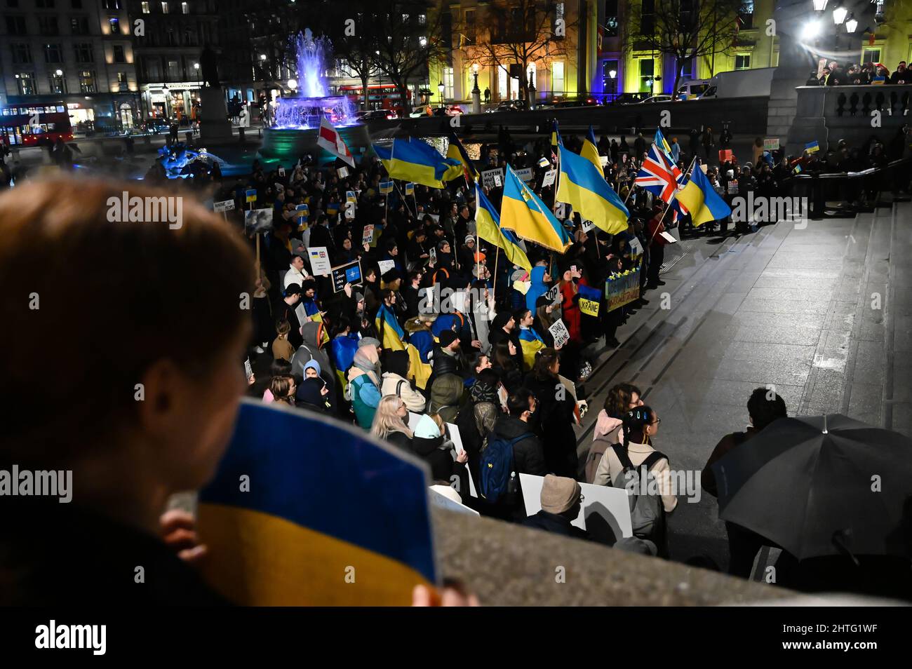 Trafalgar Square, London, Großbritannien. 28. Februar 2022. Tausende nahmen am Protest DER UKRAINE auf dem Trafalgar Square Teil und riefen: „Stoppt den Krieg – Putin kehrt zurück“. Stockfoto