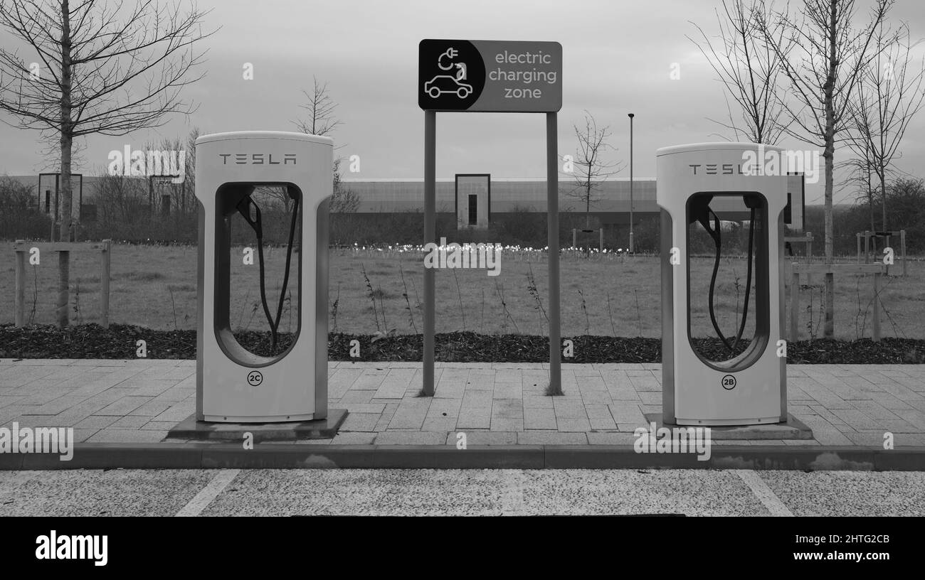 Ladestationen für Elektroautos (EV BEV Hybrid) an der Rugby Motorway Service Station auf der Autobahn M6 Stockfoto