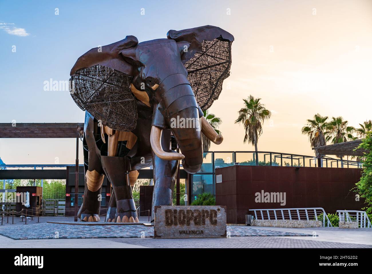 Valencia, Spanien. 27. Februar 2022. Eine Elefantenstatue im Zugang zum Bioparc Stockfoto
