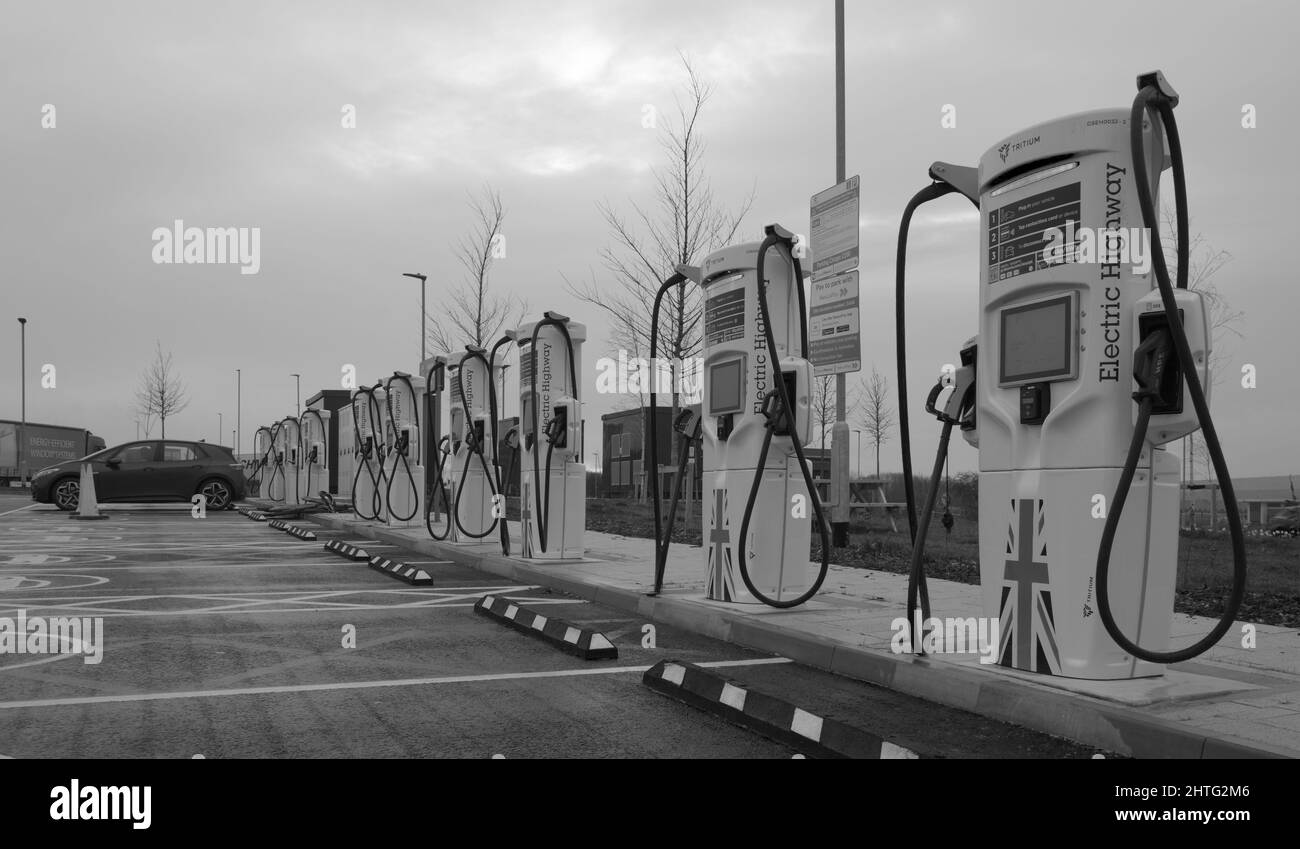 Ladestationen für Elektroautos (EV BEV Hybrid) an der Rugby Motorway Service Station auf der Autobahn M6 Stockfoto