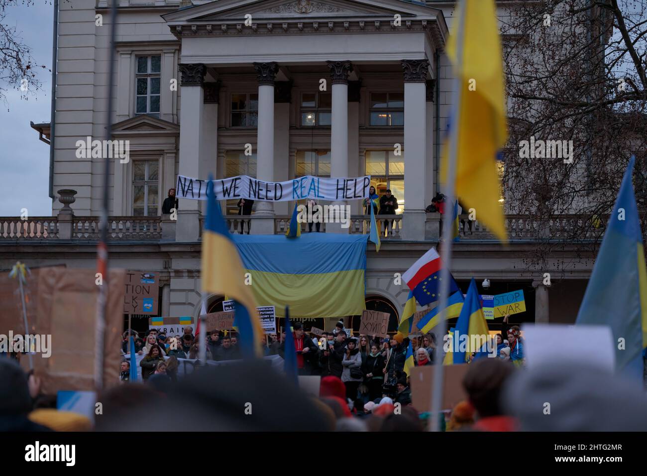 Posen, Polen - 02.26.2022: Anti-Kriegs-Protest vor der russischen Botschaft in Posen Demonstranten fordern Frieden und verurteilen Putin. Stockfoto