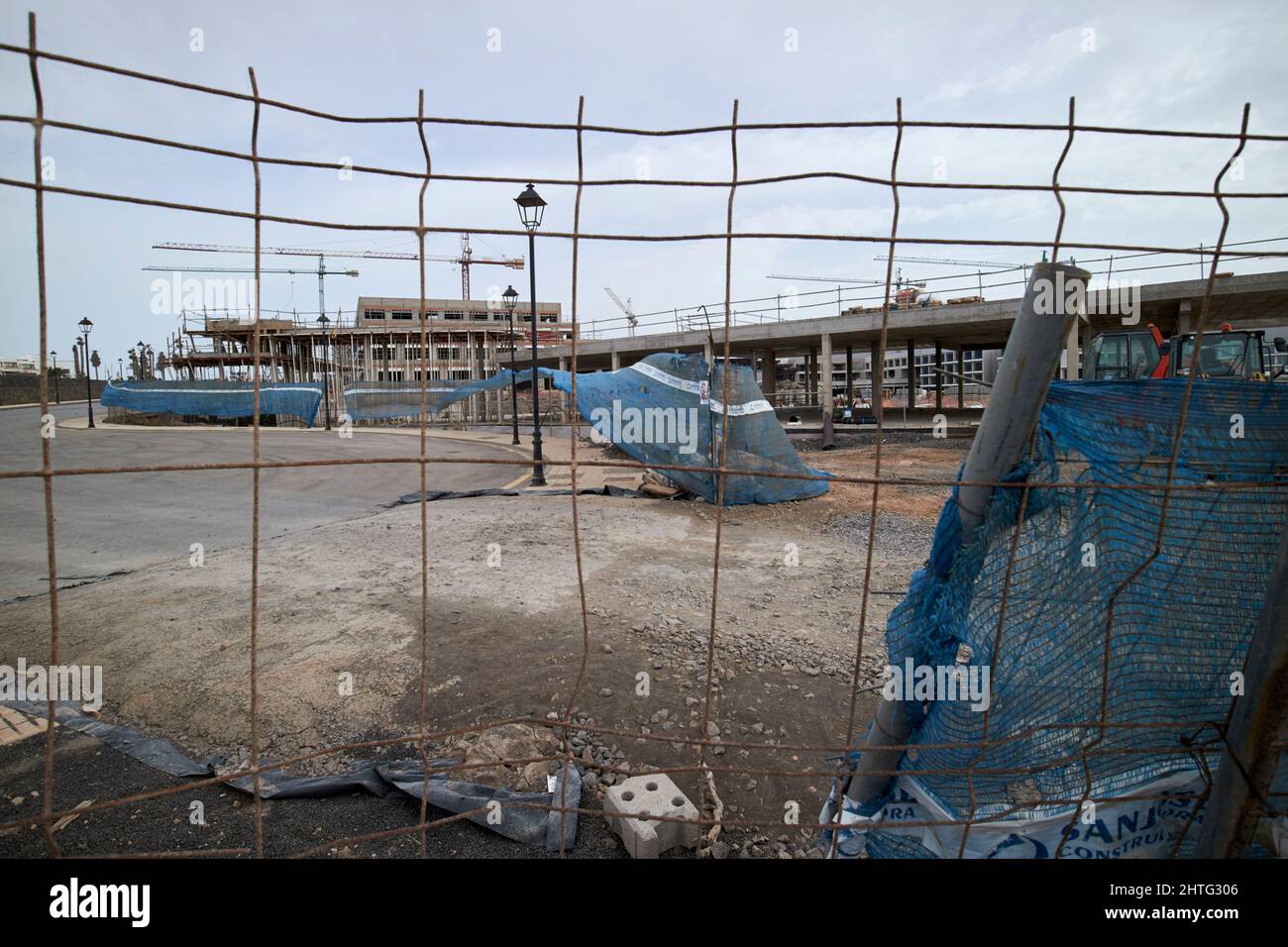 Unfertige neue Hotelgebäude, die von Covid auf Lanzarote, kanarische Inseln, spanien, gehalten werden Stockfoto