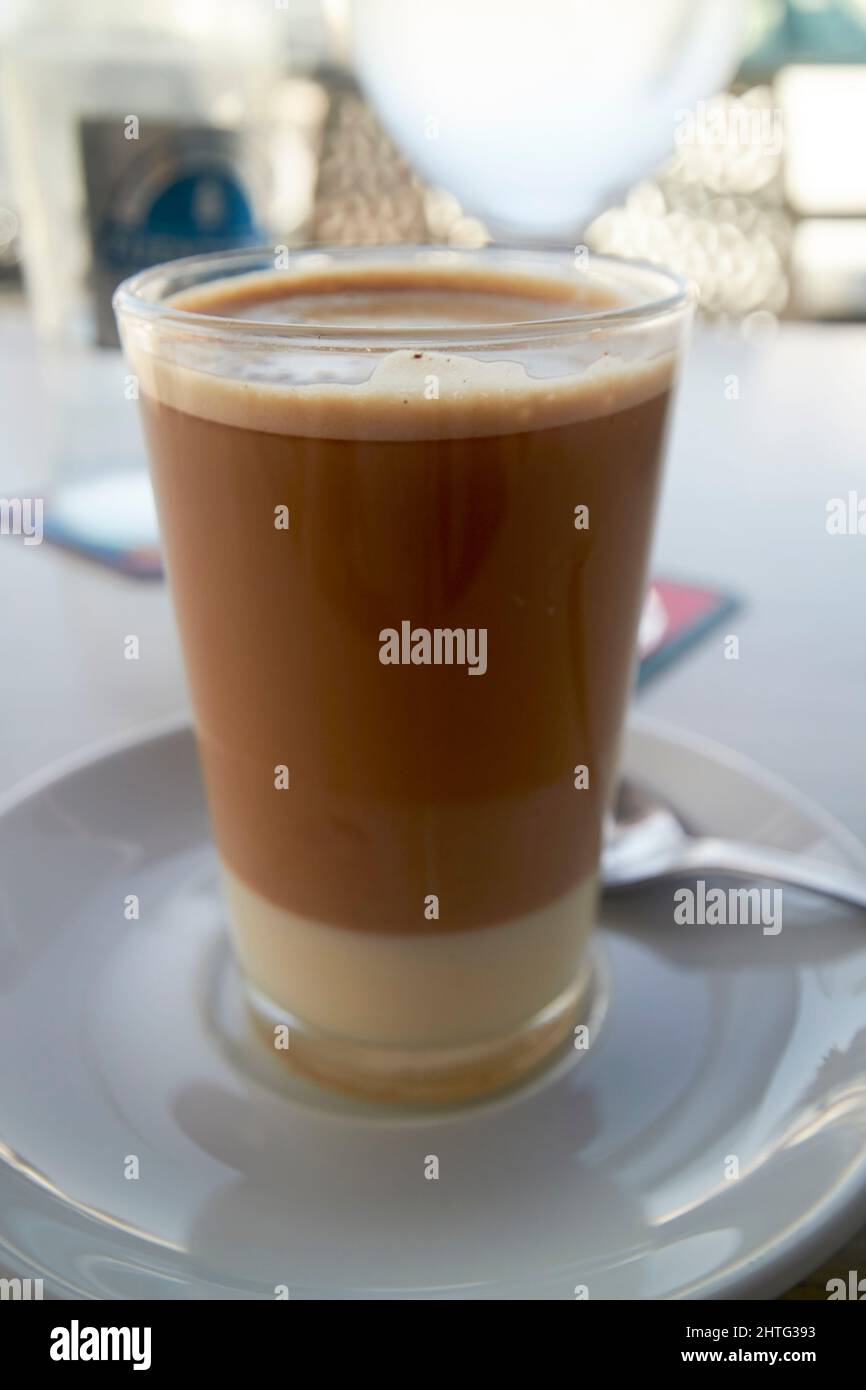 Cafe leche leche Milchkaffee mit kondensierter Milchschicht, typisch für Lanzarote, kanarische Inseln, spanien Stockfoto