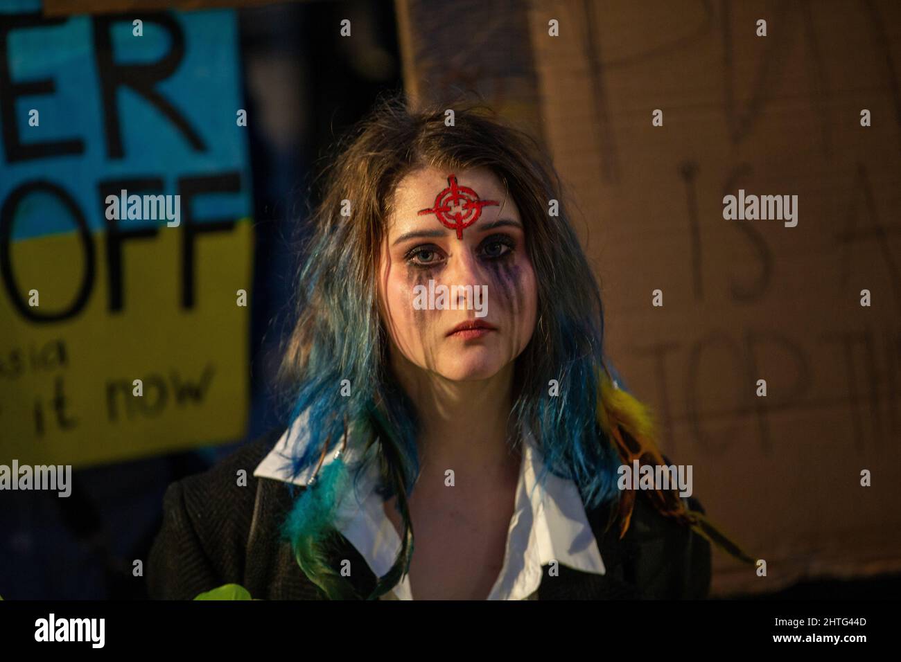 London, England, Großbritannien. 28.. Februar 2022. Hunderte von Demonstranten demonstrieren auf dem Trafalgar Square gegen die russische Invasion in der Ukraine. (Bild: © Tayfun Salci/ZUMA Press Wire) Stockfoto