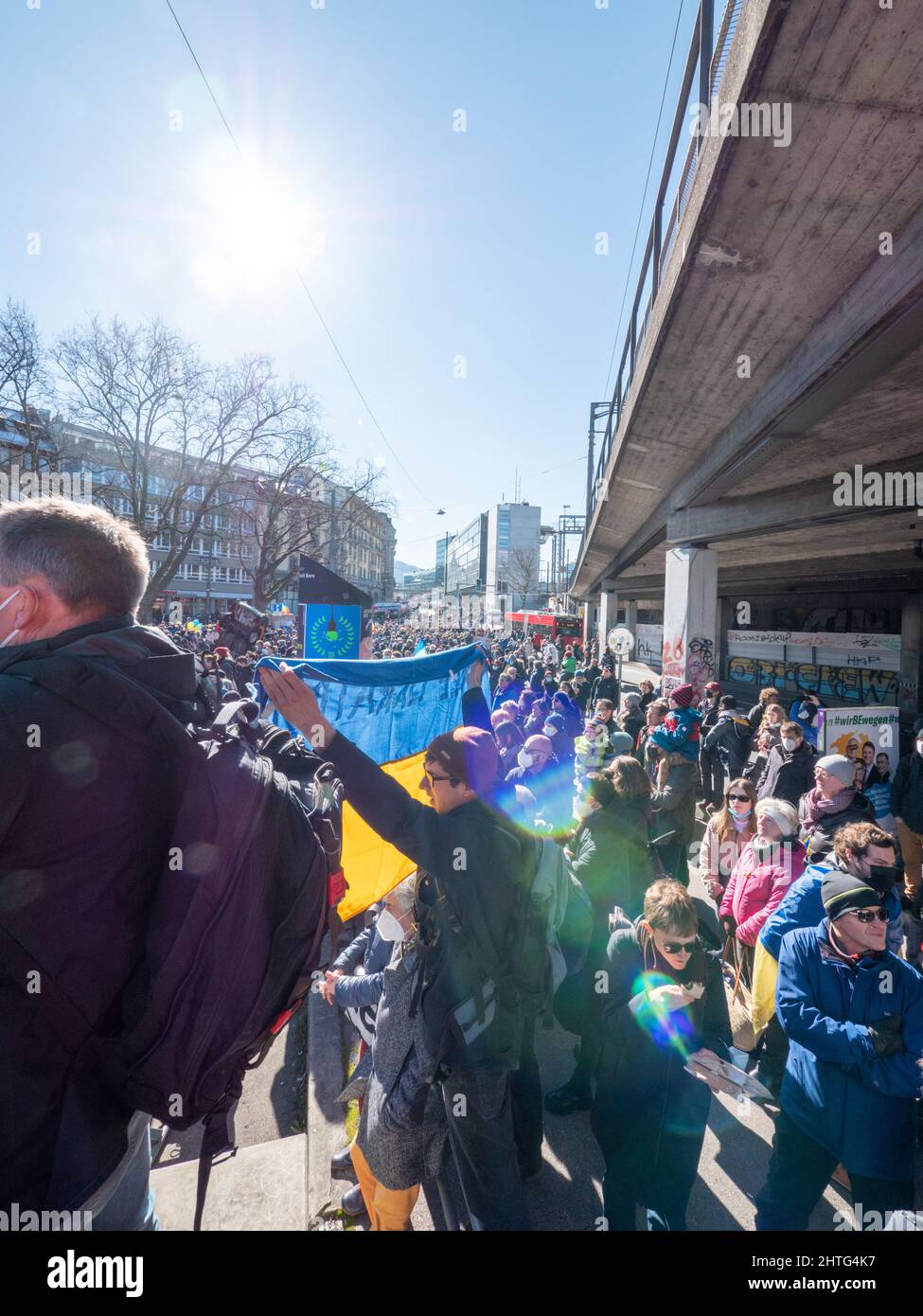 Bis zu 20’000 Menschen mit Transparenten in Bern protestieren gegen die russische Aggression in der Ukraine. Bern, Schweiz - 02.26.2022 Stockfoto