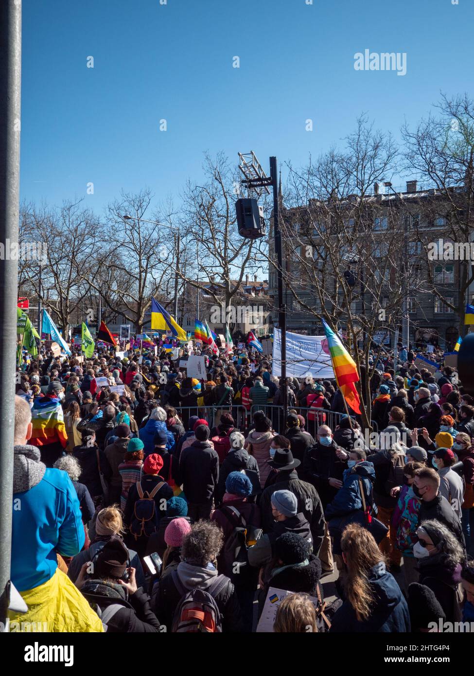 Bis zu 20’000 Menschen mit Transparenten in Bern protestieren gegen die russische Aggression in der Ukraine. Bern, Schweiz - 02.26.2022 Stockfoto