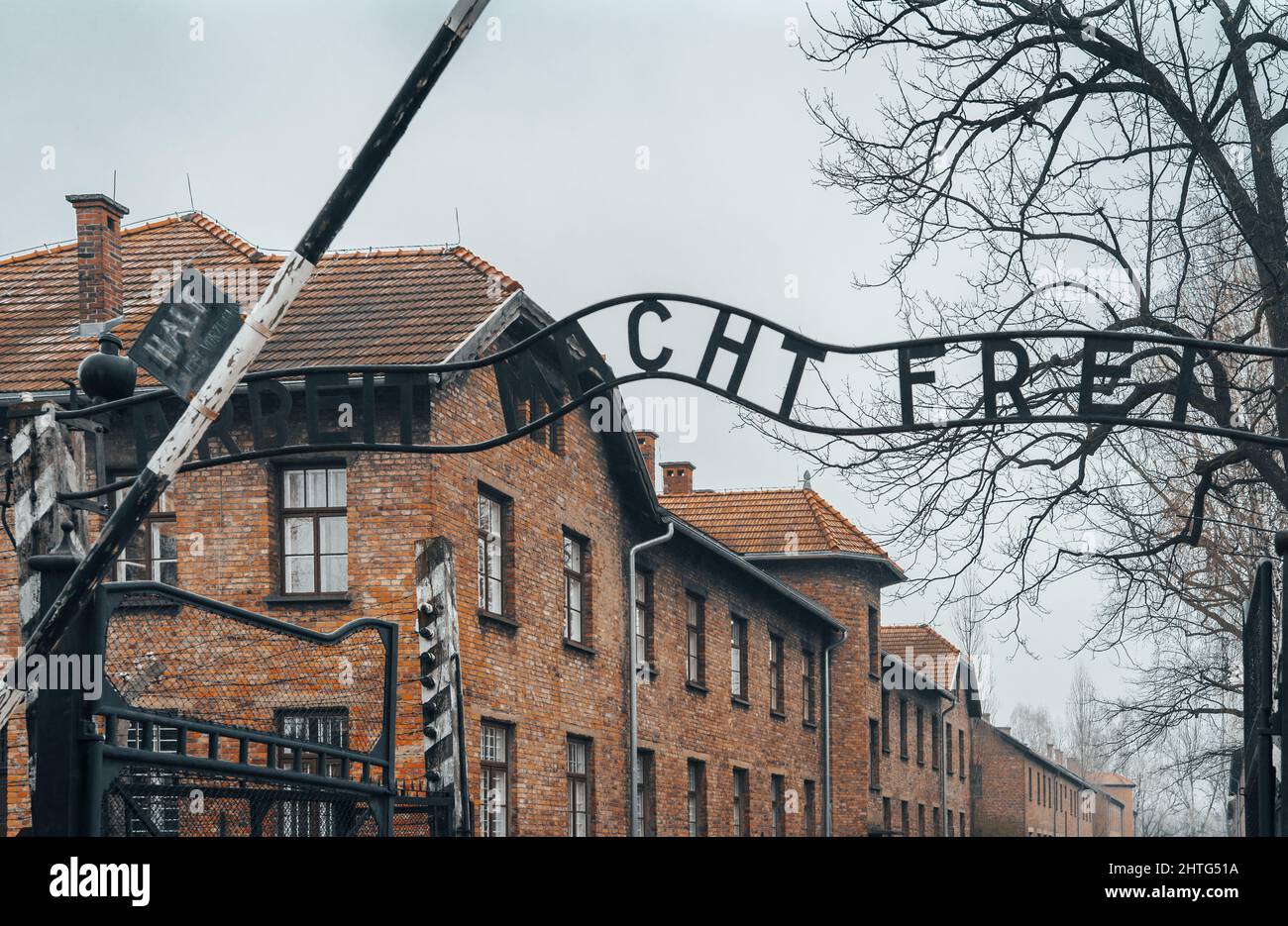 Deutscher Satz, der bedeutet: "Arbeit macht dich frei" über den Eingang von Auschwitz in Deutschland Stockfoto