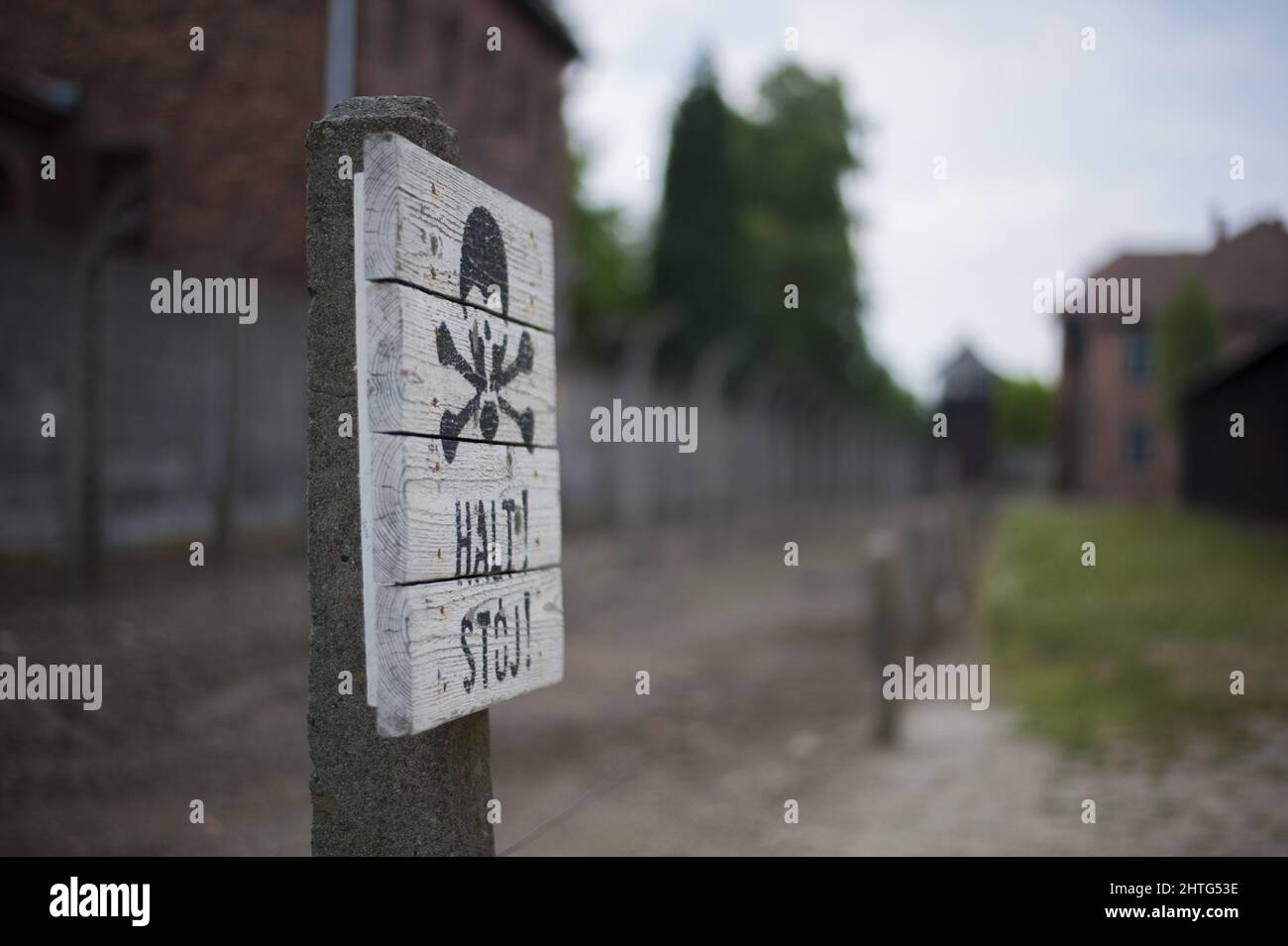 Flacher Fokus auf einem Schild im Freien des Museums des Nationalsozialismus Stockfoto