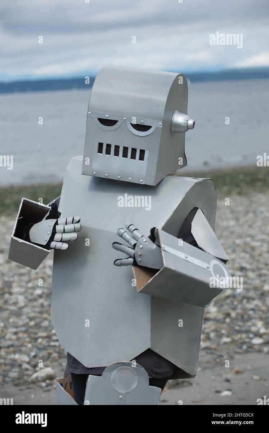Der selbstgemachte Roboter ist ausdrucksstark, während er am Strand steht. Gestikulierenden Roboter. Emotionales Robotersprechen. Robo-Berater. Stockfoto