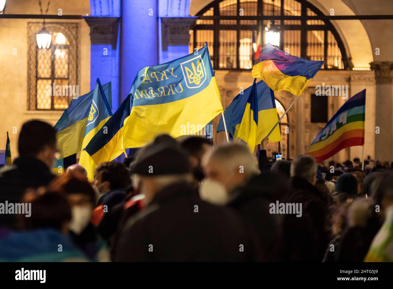 Brescia, Brescia, Italien. 28.. Februar 2022. Demonstration gegen den Krieg in der Ukraine auf der Piazza Loggia protestieren Menschen mit ukrainischen Flaggen (Foto: © Matteo Biatta/ZUMA Press Wire) Stockfoto