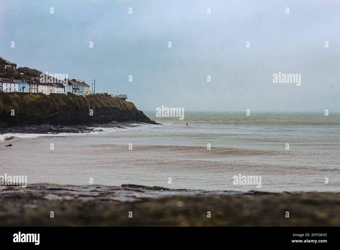 Wunderschöne Aussicht auf den Strand, die Irische See und die Cardigan Bay an der walisischen Küste in New Quay, Wales an einem bewölkten Tag Stockfoto Wunderschöne Aussicht auf den Strand, die Irische See und die Cardigan Bay an der walisischen Küste in New Quay, Wales an einem bewölkten Tag Stockfoto