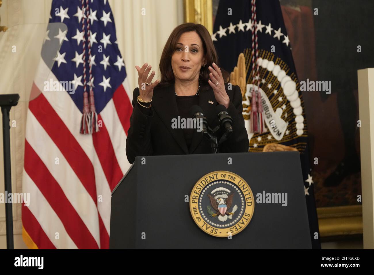 Washington, Vereinigte Staaten Von Amerika. 28.. Februar 2022. Die Vizepräsidentin der Vereinigten Staaten, Kamala Harris, spricht am Montag, den 28. Februar 2022, bei einer Feier anlässlich des Black History Month im East Room des Weißen Hauses in Washington, DC. Schwarze Regierungsbeamte des Bundes, der Länder und der Gemeinden sowie Vertreter der Bürgerrechte sind anwesend.Quelle: Chris Kleponis/Pool/Sipa USA Quelle: SIPA USA/Alamy Live News Stockfoto