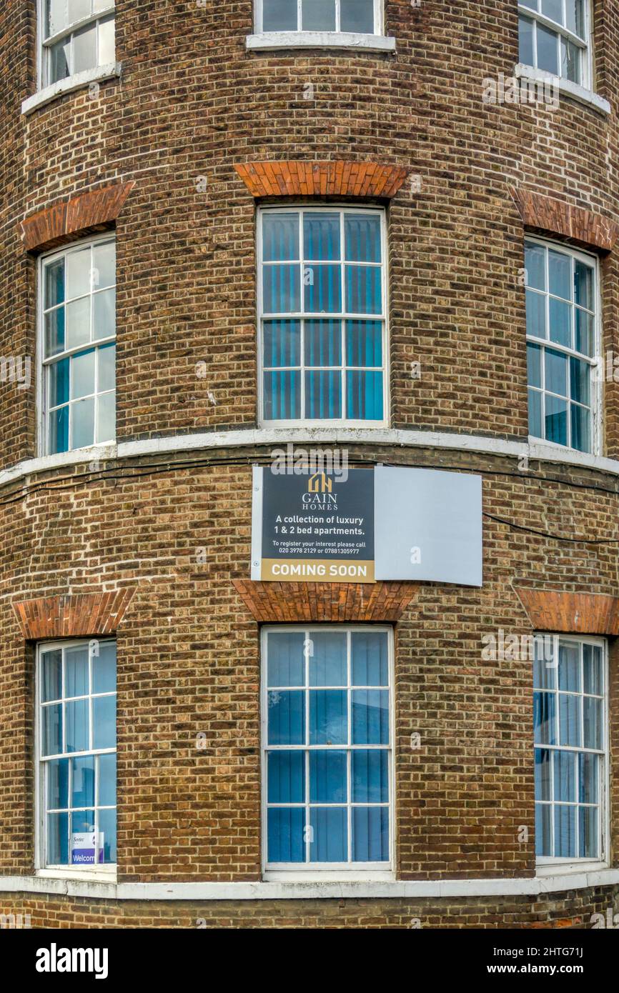 Ein denkmalgeschütztes Gebäude am Tuesday Market Place, King's Lynn, wirbt für luxuriöse 1- und 2-Bett-Apartments, die demnächst verfügbar sind. Früher im Büro. Stockfoto