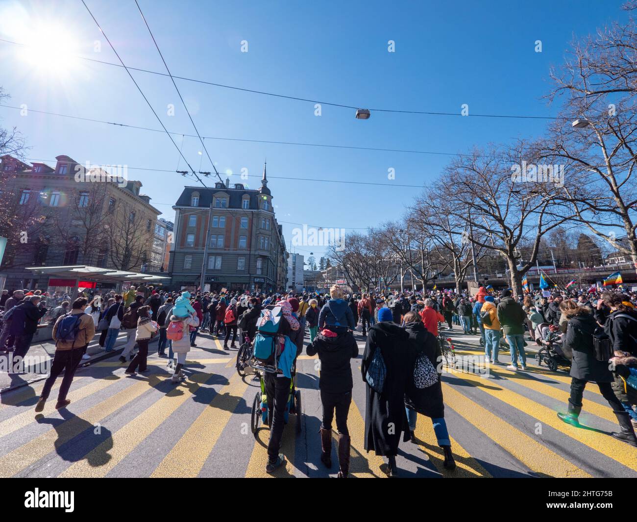 Bis zu 20’000 Menschen mit Transparenten in Bern protestieren gegen die russische Aggression in der Ukraine. Bern, Schweiz - 02.26.2022 Stockfoto