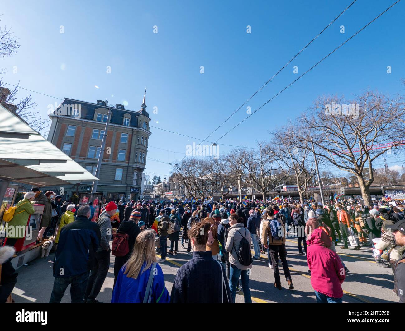 Bis zu 20’000 Menschen mit Transparenten in Bern protestieren gegen die russische Aggression in der Ukraine. Bern, Schweiz - 02.26.2022 Stockfoto