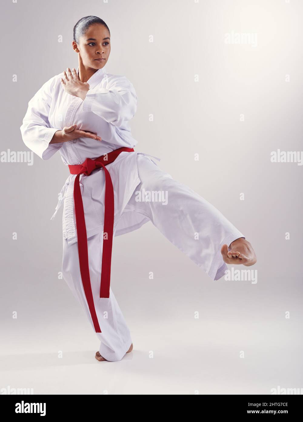 Shes hat einen soliden tritt. Aufnahme einer jungen Frau, die Karate macht. Stockfoto