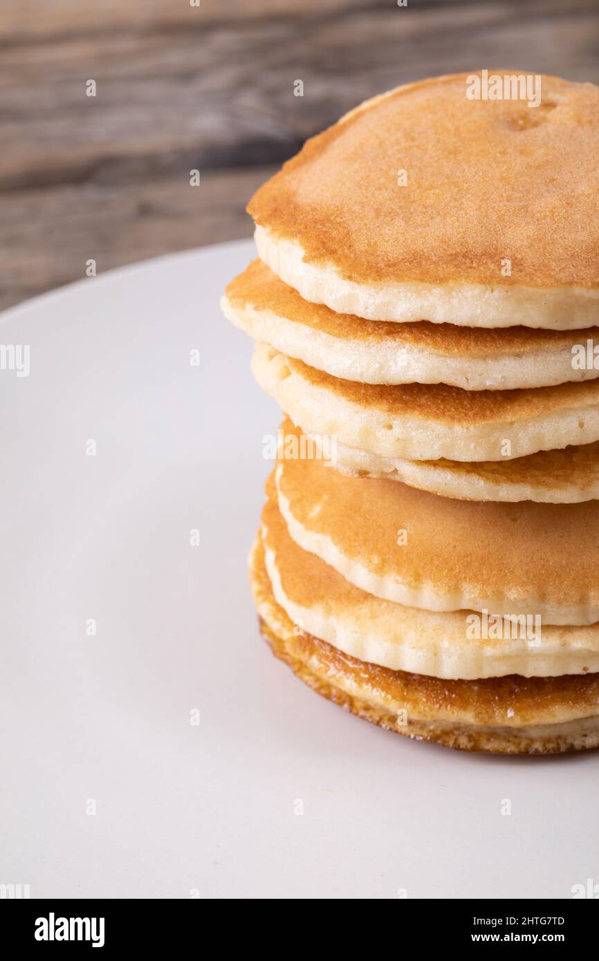 Nahaufnahme von verführerischen Pfannkuchen auf dem Teller Stockfoto
