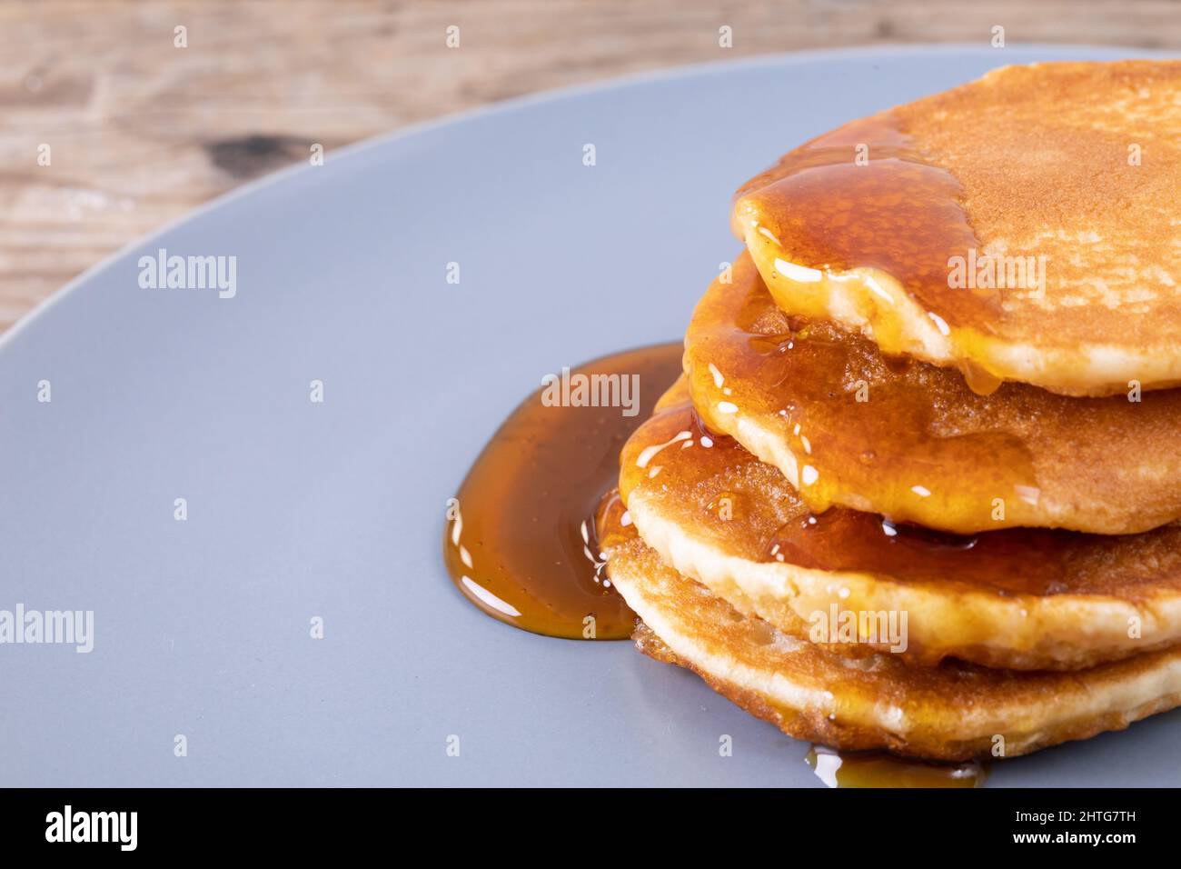 Nahaufnahme von Sirup auf verlockenden Pfannkuchen auf dem Teller Stockfoto
