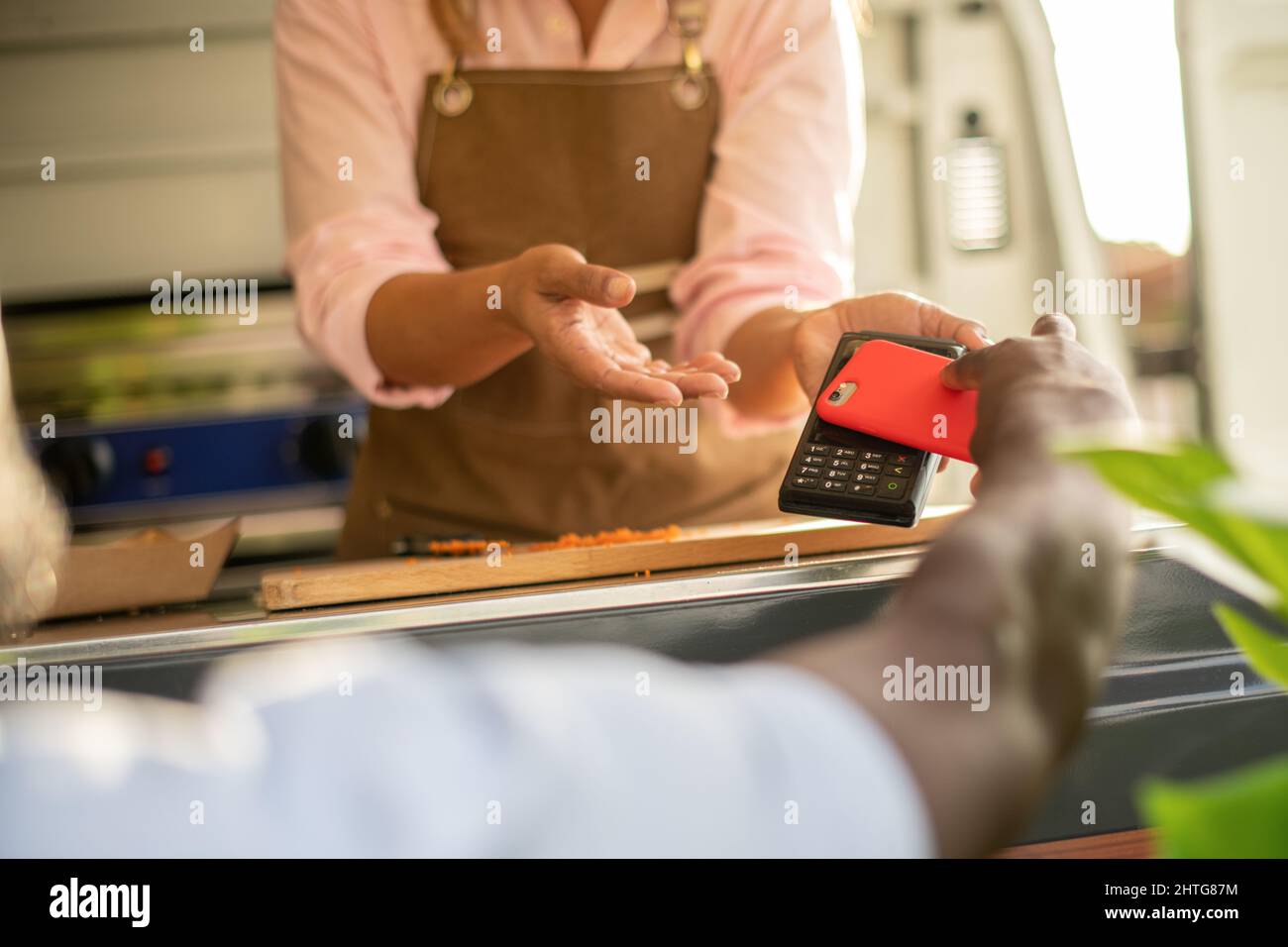 Crop man, der die Bezahlung für die Bestellung im Food Truck macht Stockfoto