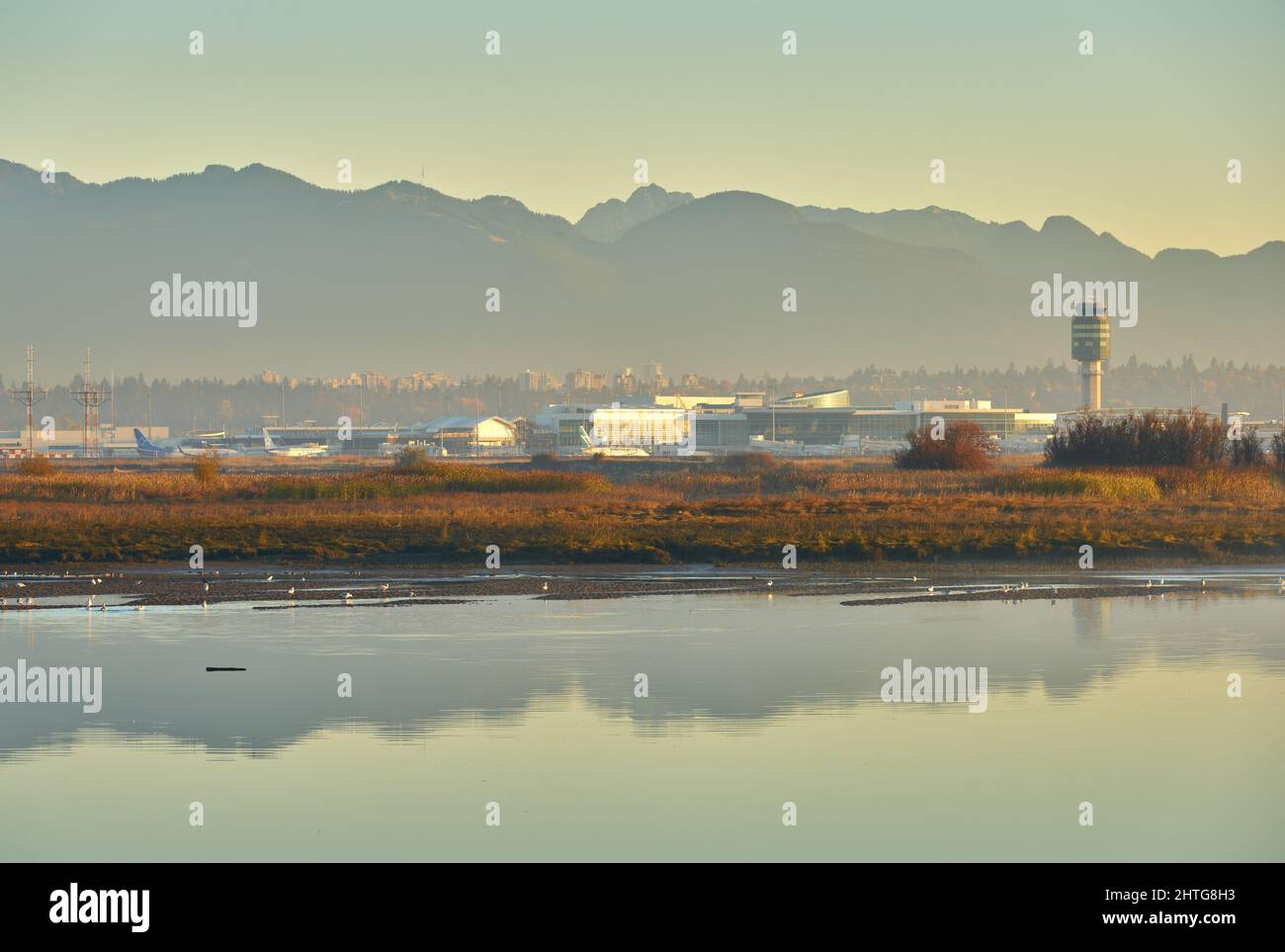 Richmond, British Columbia, Kanada – 16. Oktober 2018 Sunrise Mist Vancouver International Airport. Internationaler Flughafen Vancouver auf dem Fraser. Stockfoto