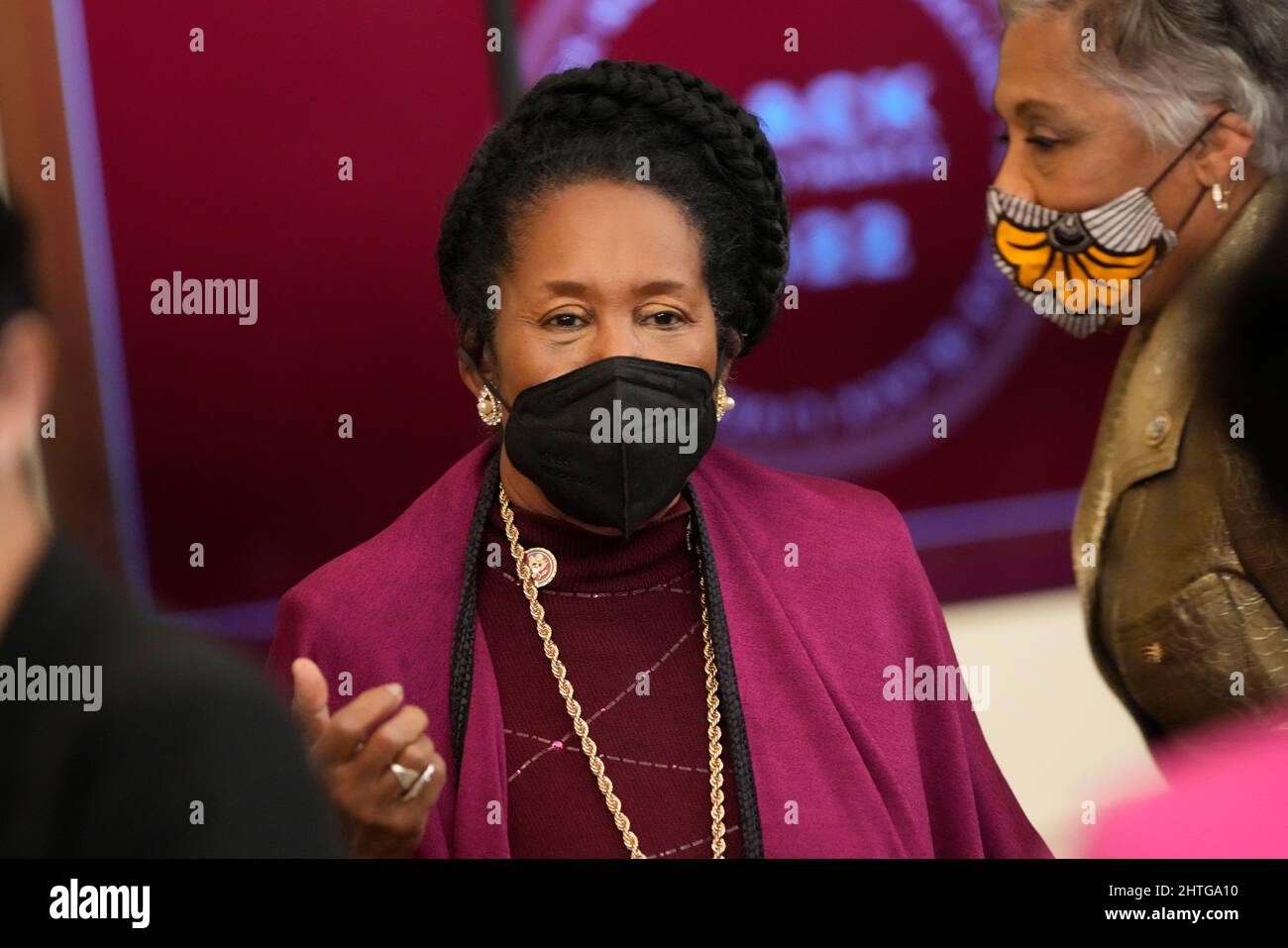 Teilnahme. 28.. Februar 2022. Die Vertreterin der Vereinigten Staaten, Sheila Jackson-Lee (Demokratin von Texas), erwartet die Ankunft des US-Präsidenten Joe Biden, als er und die First Lady Dr. Jill Biden am Montag, den 28. Februar 2022, eine Feier im Rahmen des Black History Month im East Room des Weißen Hauses in Washington, DC veranstalten. Schwarze Bundes-, Landes- und Kommunalbeamte sowie Bürgerrechtführer sind anwesend. Quelle: Chris Kleponis/Pool via CNP/dpa/Alamy Live News Stockfoto