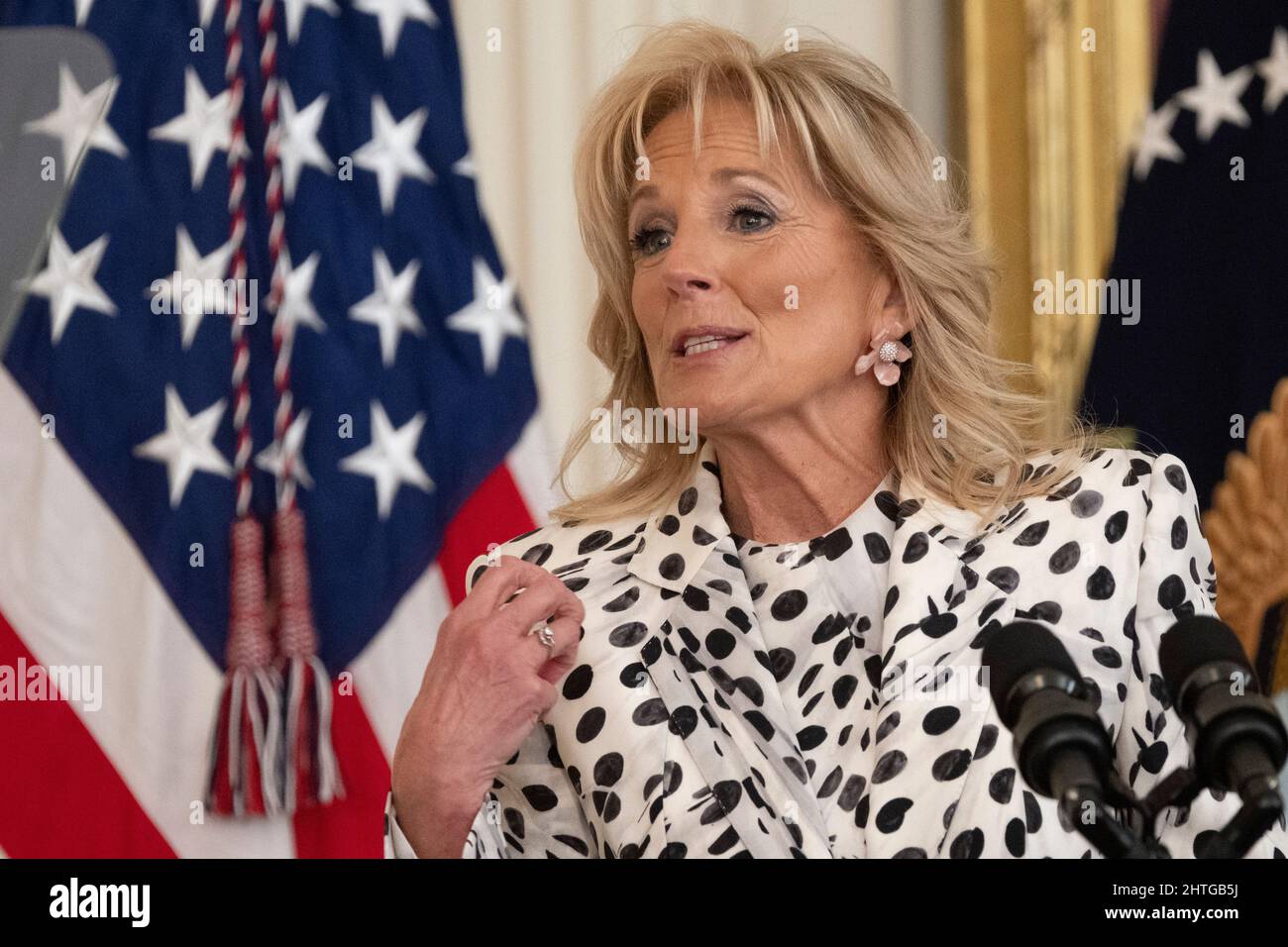 Washington, Vereinigte Staaten Von Amerika. 28.. Februar 2022. First Lady Dr. Jill Biden spricht während einer Feier im Rahmen des Black History Month im East Room des Weißen Hauses in Washington, DC am Montag, den 28. Februar 2022. Schwarze Regierungsbeamte des Bundes, der Länder und der Gemeinden sowie Vertreter der Bürgerrechte sind anwesend.Quelle: Chris Kleponis/Pool/Sipa USA Quelle: SIPA USA/Alamy Live News Stockfoto